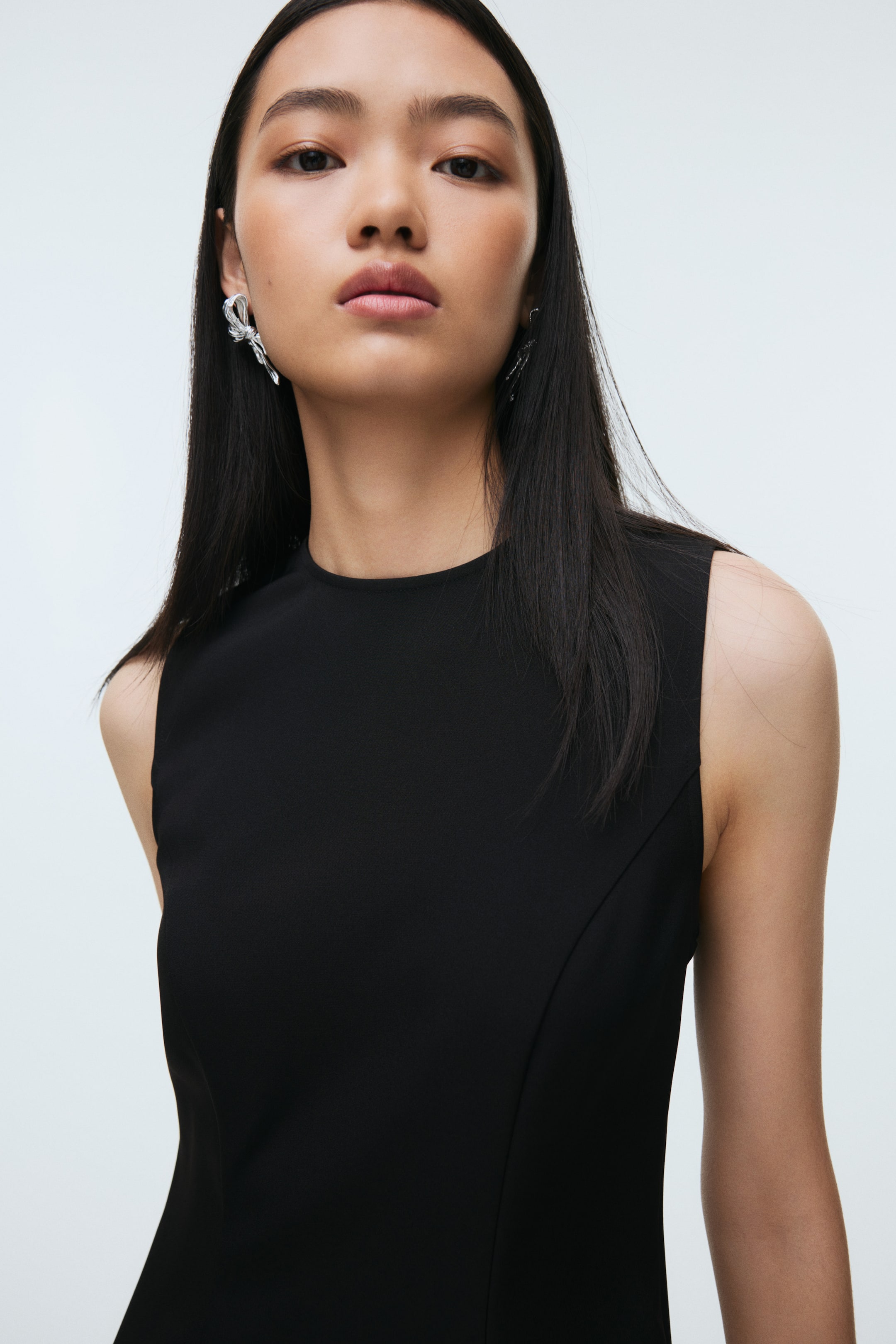 拡大画像を表示: オープンバックミニワンピース - ブラック - レディース | H&M JP 4