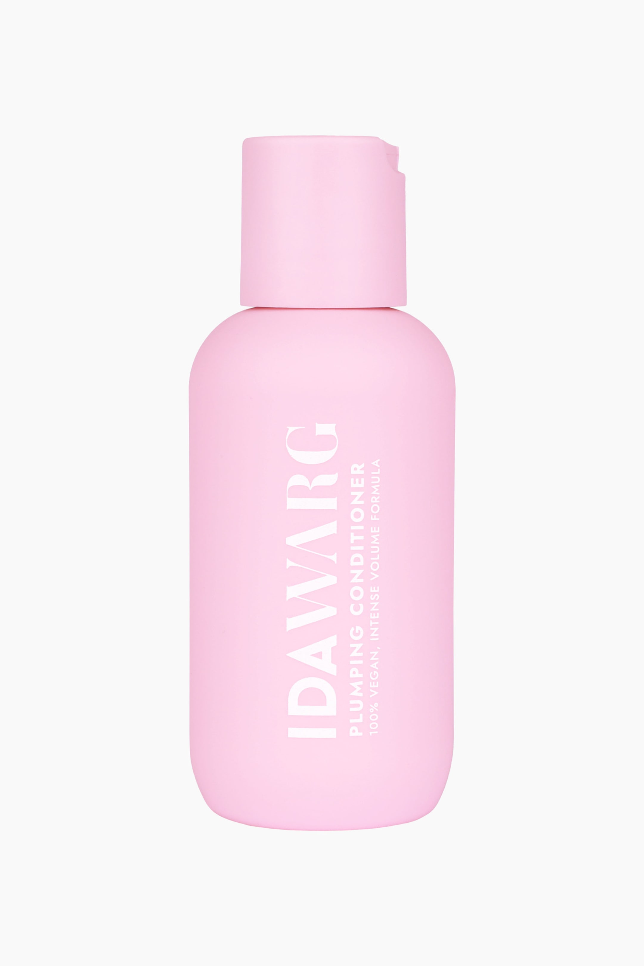 Vis større bilde: En rosa balsamflaske står oppreist og vendt fremover, toppet med en matchende rosa flip-top kork. Hvit tekst på forsiden viser "IDAWARG" vertikalt, med "PLUMPING CONDITIONER" og "100% VEGAN, INTENSE VOLUME FORMULA" horisontalt under.