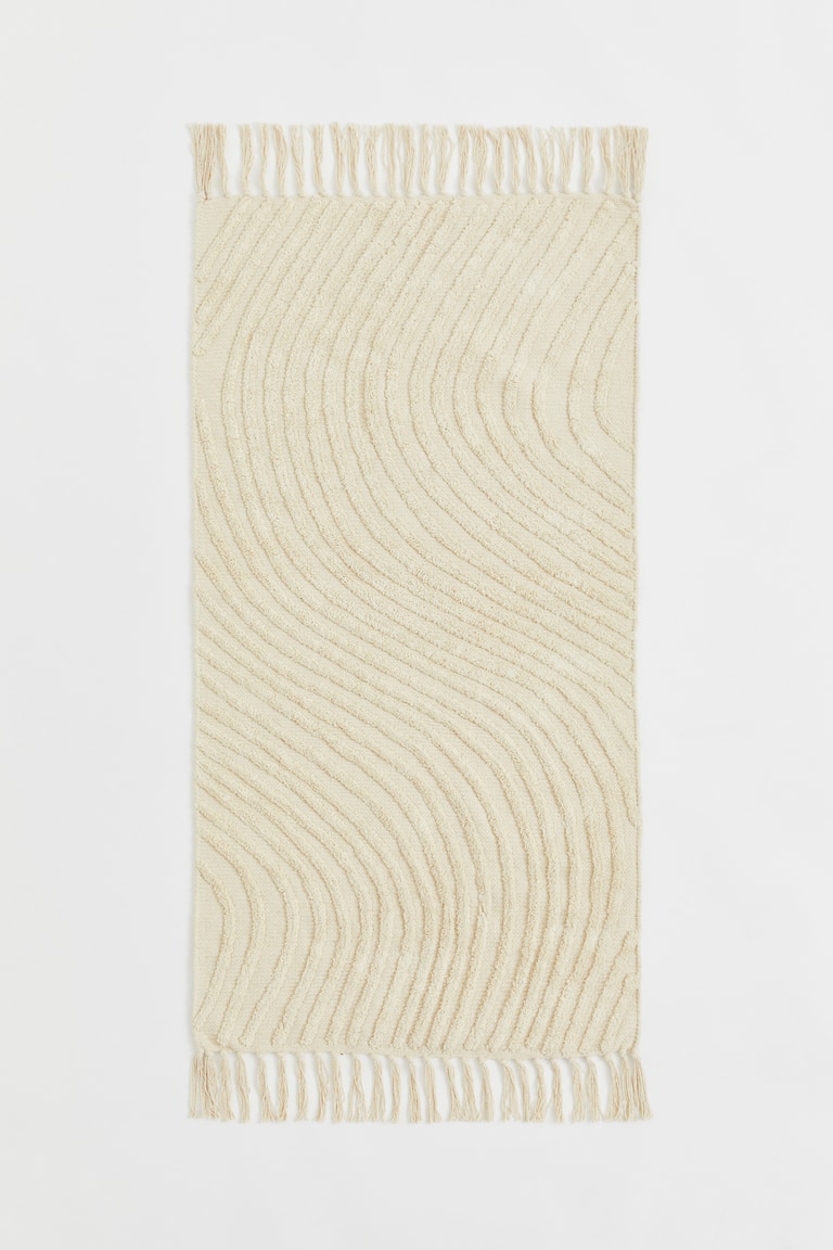 שטיח עם דוגמה בטקסטורת פרנזים
