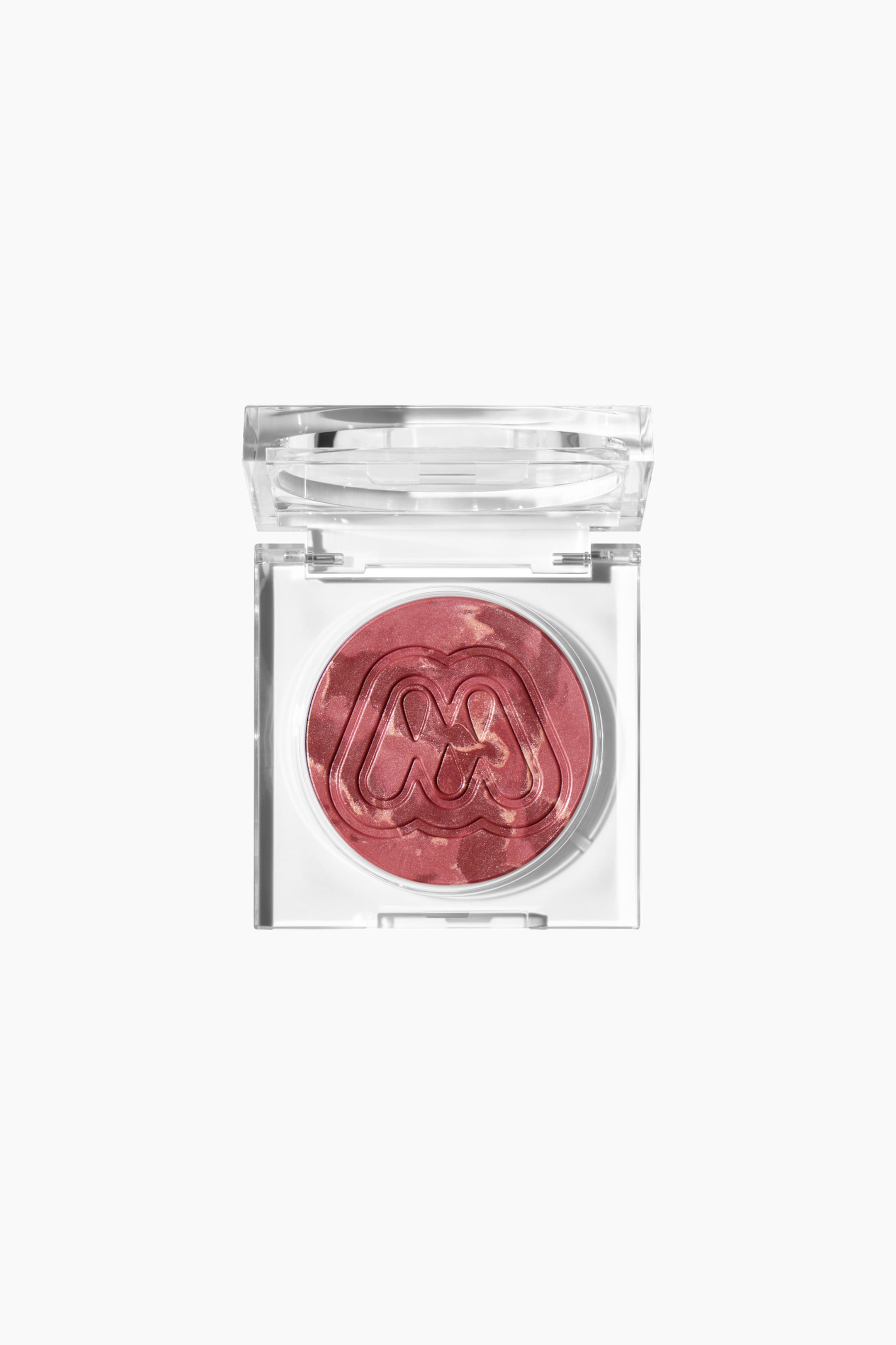 Se større billede: En firkantet, gennemsigtig plast-makeupkompakt viser en cirkulær pande med marmoreret rødlig-pink pudder med et præget M-formet logo, dens gennemsigtige låg åbent og let vinklet bagud.