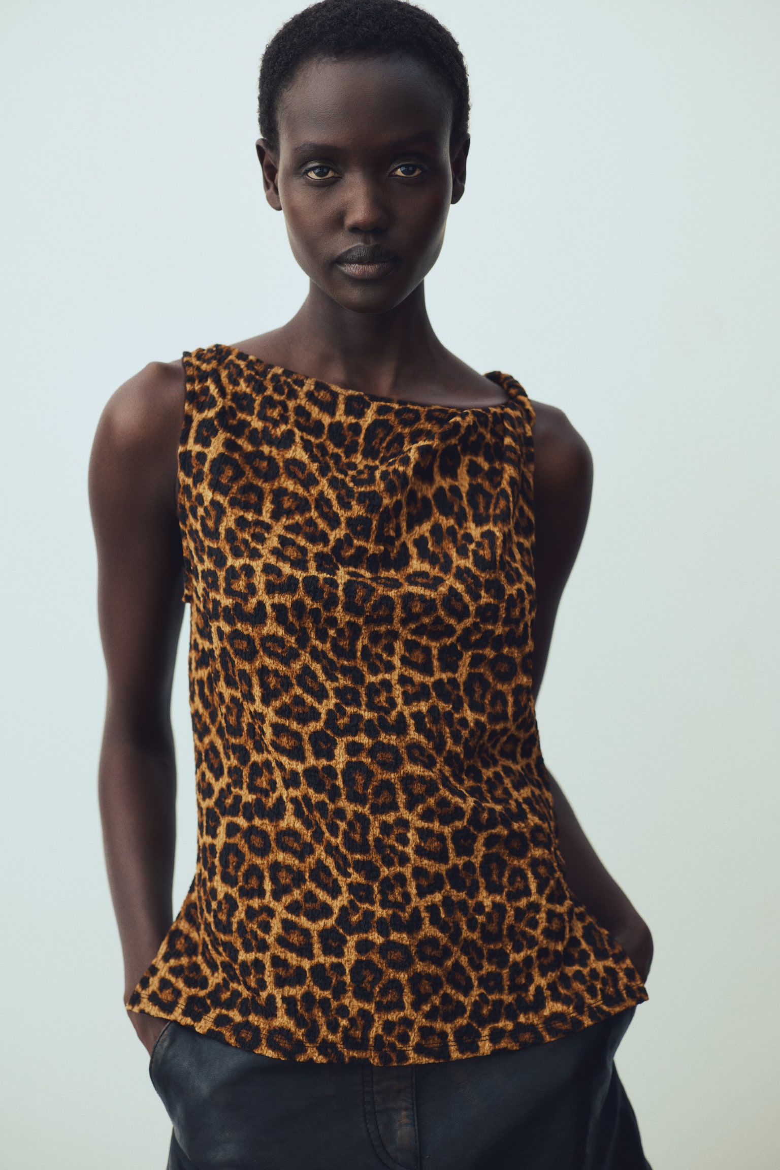 Top con detalle girado - Beige/Diseño de leopardo/Café oscuro/Verde caqui oscuro - 5