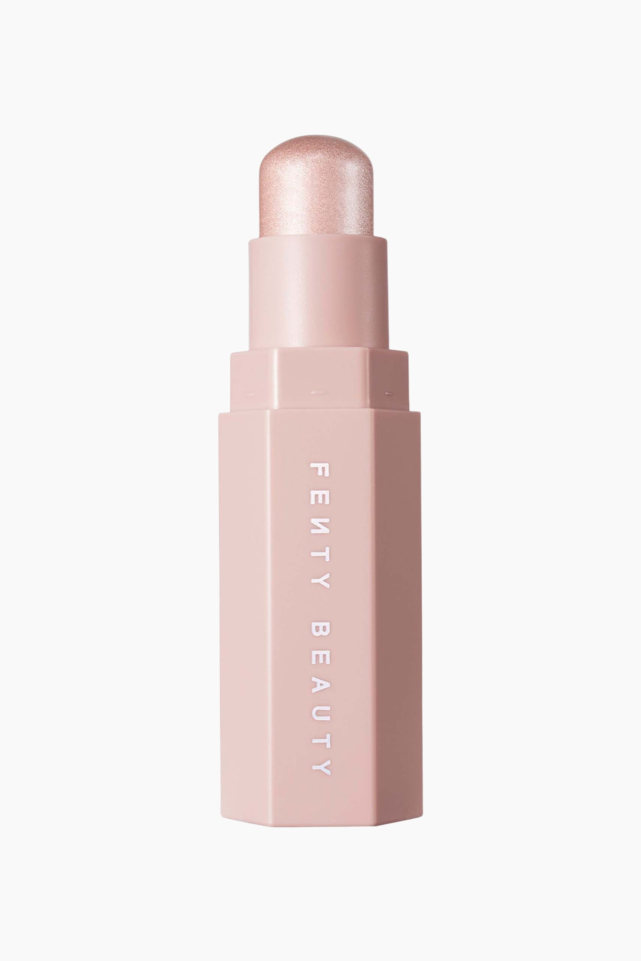 Näytä suurempi kuva: Fenty Beauty -meikkipuikko seisoo pystyasennossa ja esittelee kuusikulmaista, vaaleanpunaista koteloaan, jossa tuotemerkin nimi on painettu pystysuoraan valkoisella. Korkki on irrotettu, ja yläosasta näkyy kupolimainen, kimaltava vaaleanpunainen highlighter-puikko.