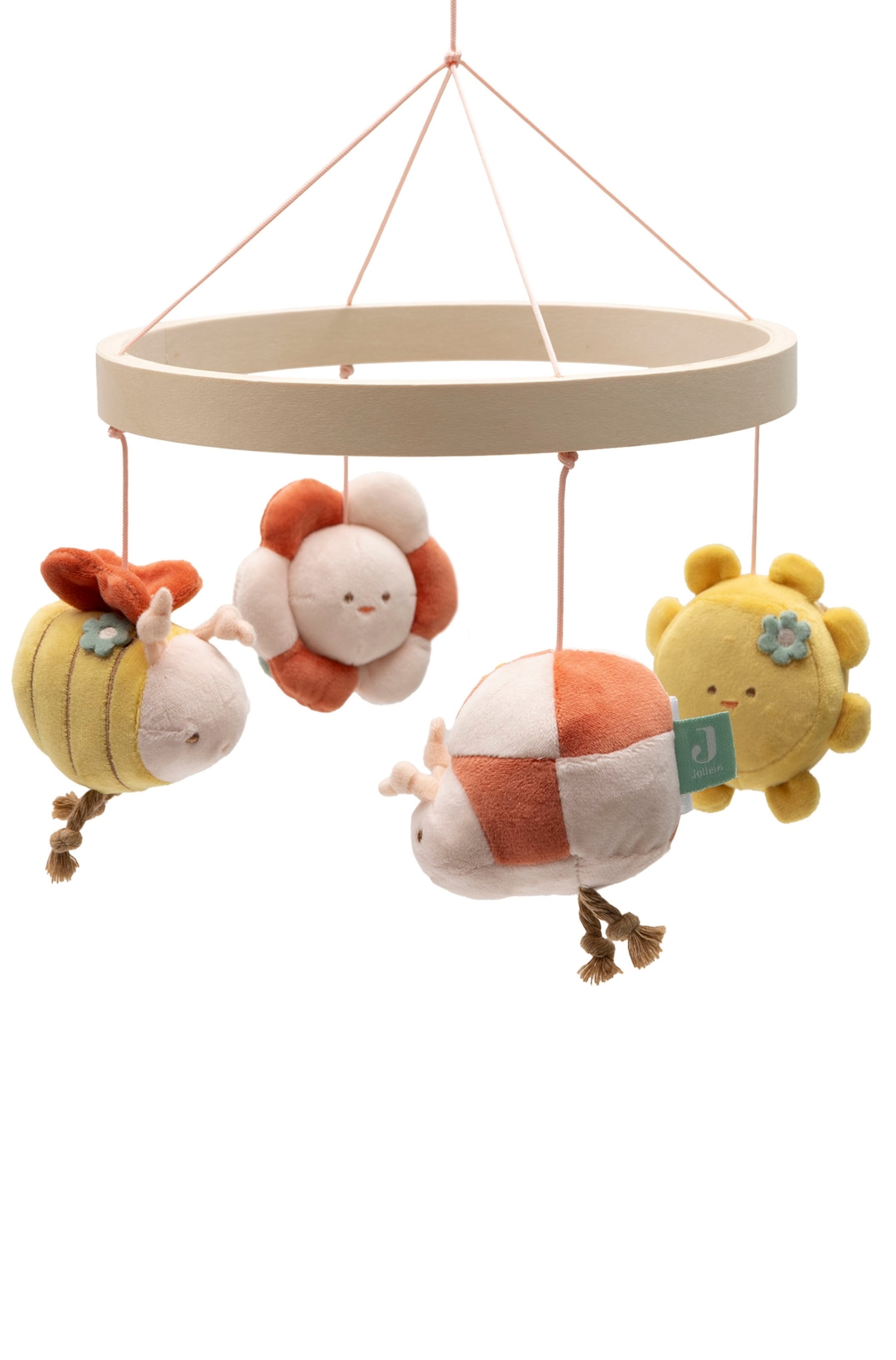 Größeres Bild ansehen: Ein Baby-Mobile mit einem hellen Holzring, an dem vier Plüschtiere an rosa Fäden hängen. Die hängenden Spielzeuge umfassen eine gelb und creme gestreifte Biene mit geflochtenen Beinen, eine creme und orangefarbene Blume, einen creme und orange karierten Käfer mit geflochtenen Beinen und eine gelbe Sonne mit einem kleinen blauen Blumendetail.