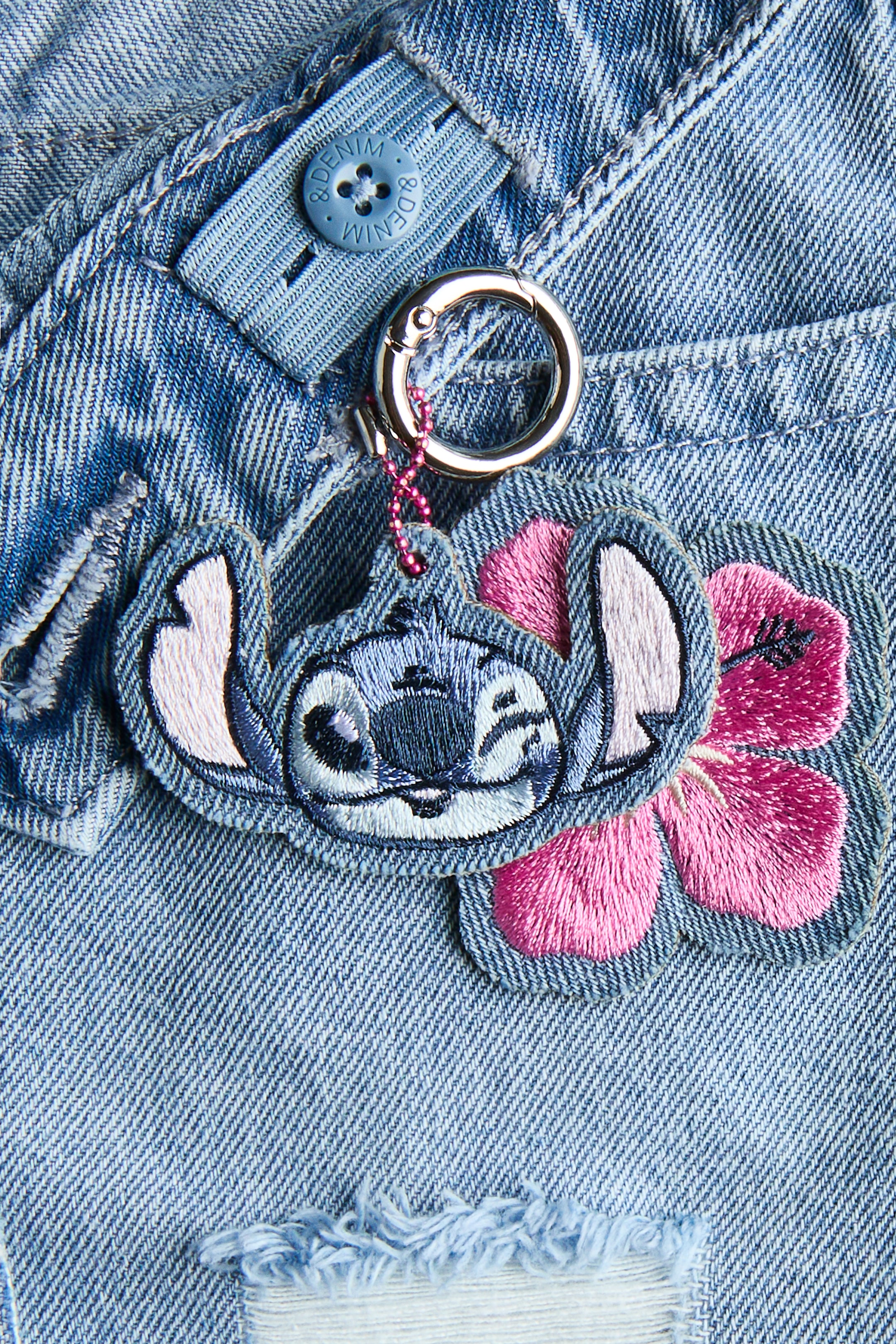 Short en denim avec appliqué