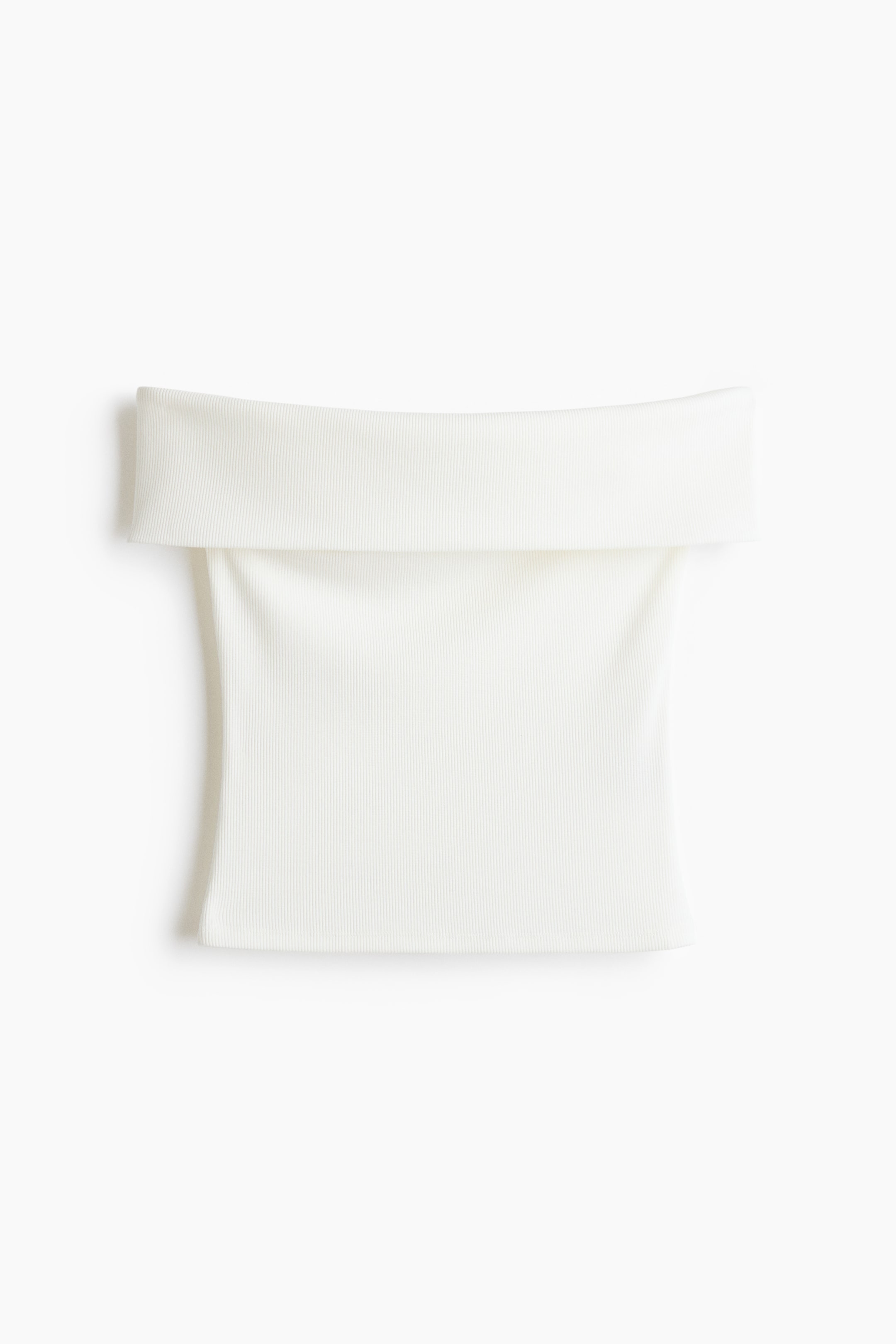 Ampliar la imagen: Se muestra un top blanco ajustado, sin hombros, desde el frente, con un suave tejido de canalé y un borde superior ancho y plegable.