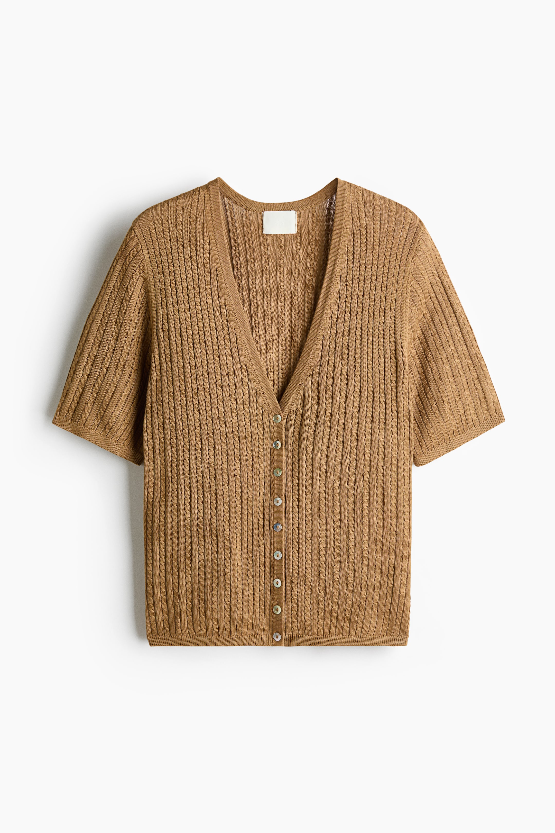 Xem ảnh lớn hơn: Một áo cardigan dệt kim tay ngắn màu nâu camel đang được chụp mặt trước, nổi bật với họa tiết len đan dây dọc và cổ chữ V sâu. Thiết kế có hàng cài nút ở giữa với những chiếc nút nhỏ ánh ngọc trai và được hoàn thiện bằng chi tiết gân ở cổ tay áo và gấu áo.
