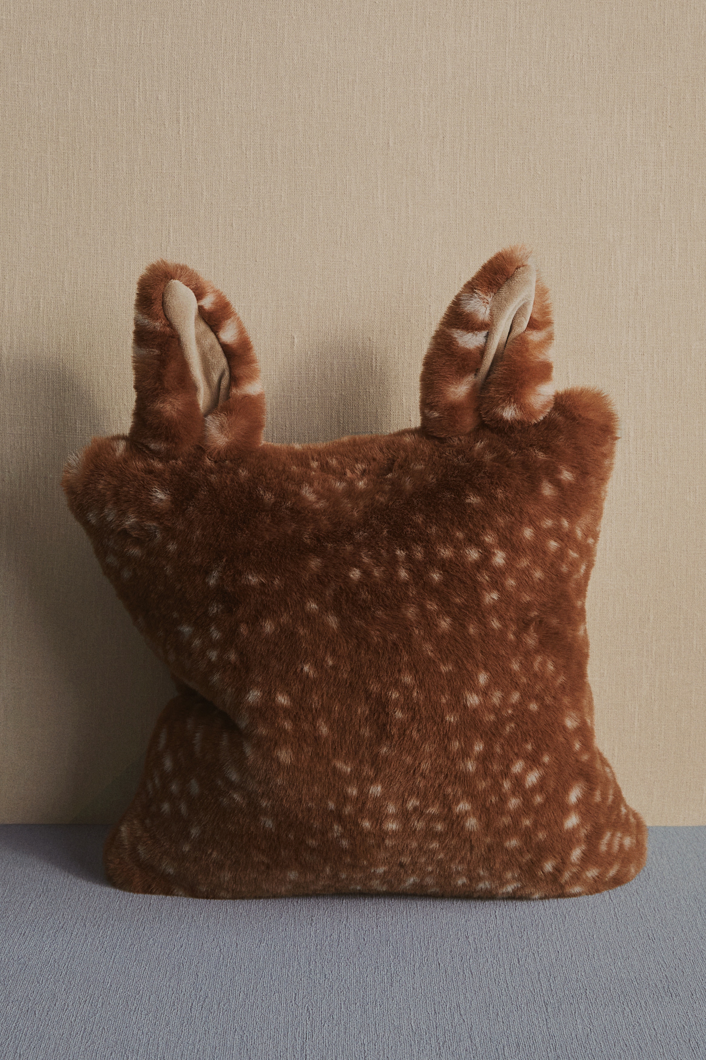 Capa de almofada felpuda com aplicações - Castanho/Veado