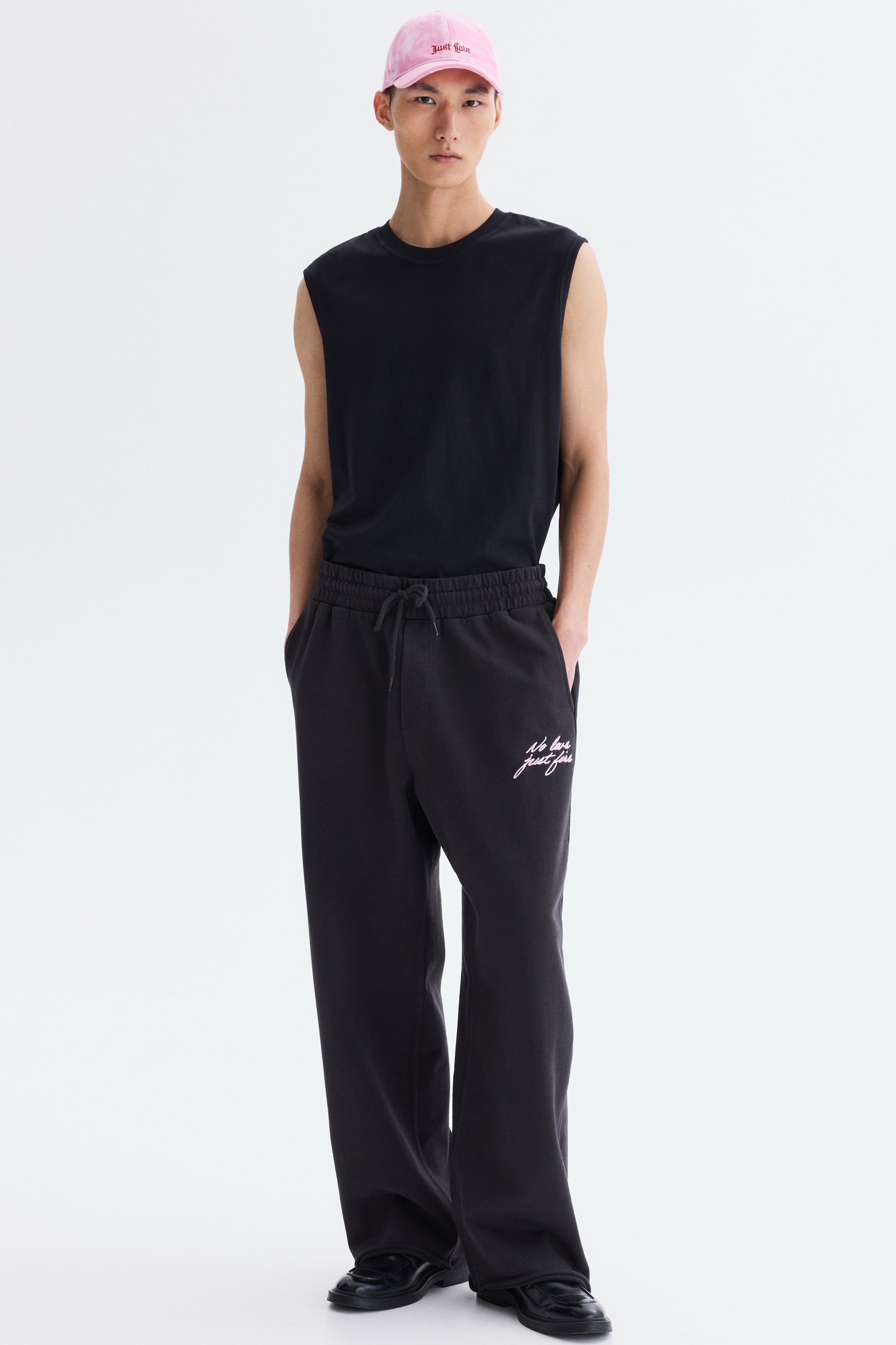 Büyük resmi görüntüle: Pamuklu Jogger Pantolon Relaxed Fit - Siyah/No Love Just Fire - ERKEK | H&M TR 1