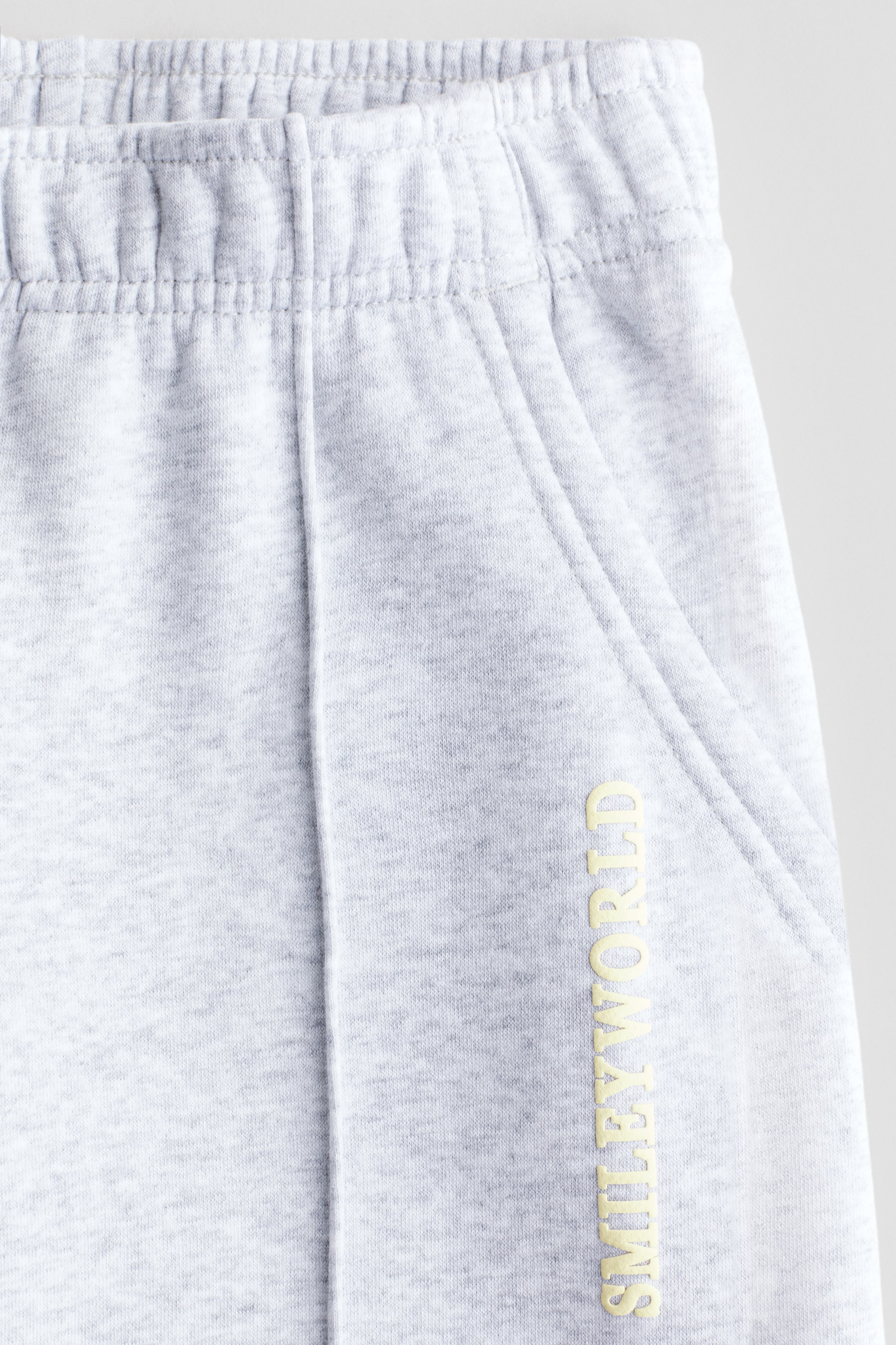 Ver imagen más grande: Joggers en tejido sudadera con motivos estampados - Gris claro/SmileyWorld® - NIÑOS | H&M ES 2