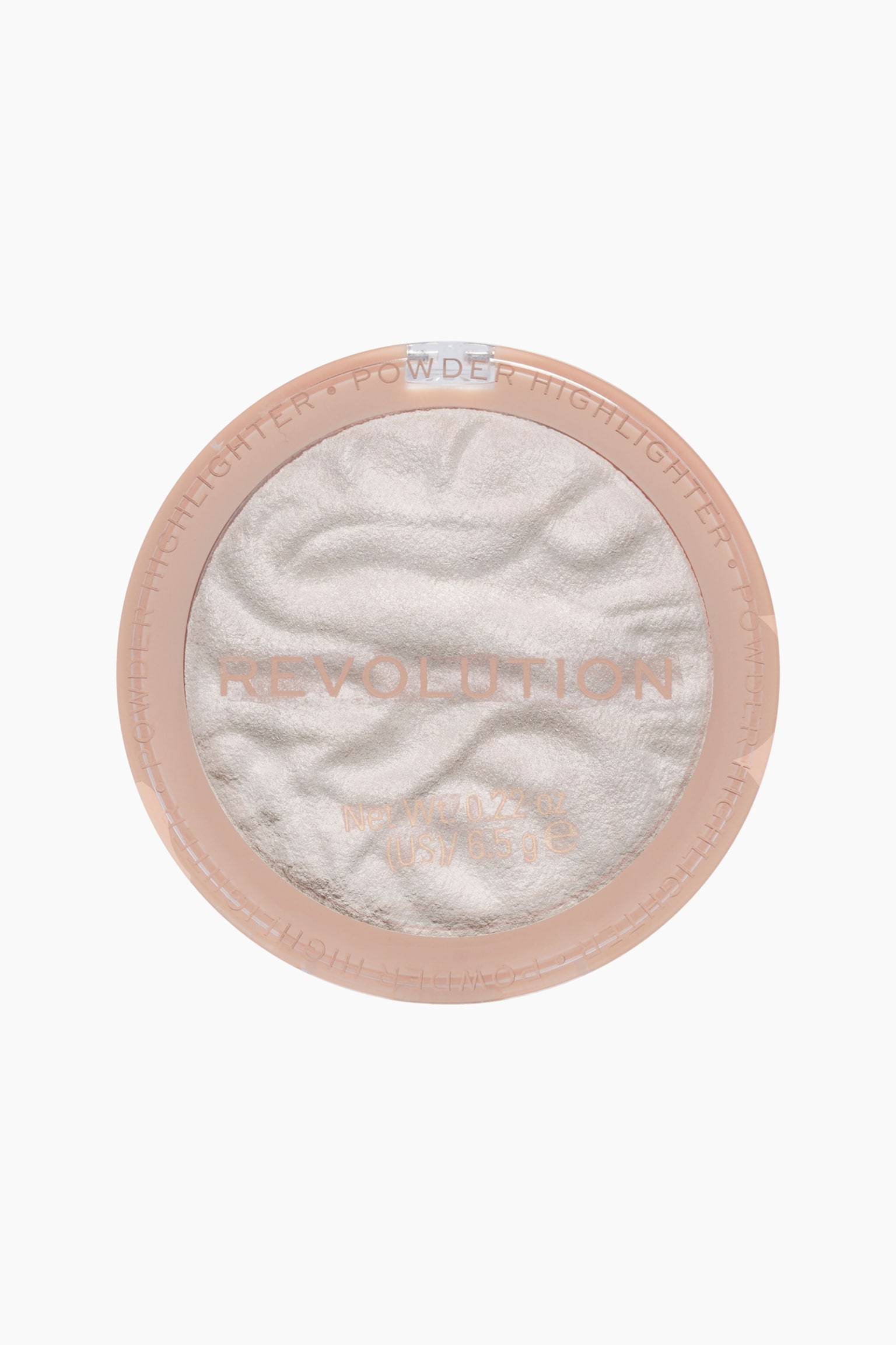En puderhighlighter visas i en rund compact med en persikotonad kant och ett transparent lock, betraktad rakt ovanifrÃ¥n. Det skimrande, pÃ¤rlemorvita pulvret har en vÃ¥gig, rÃ¤fflad ytstruktur, med varumÃ¤rkesnamnet "REVOLUTION" tryckt i rosÃ©guld Ã¶ver mitten av locket. - 1