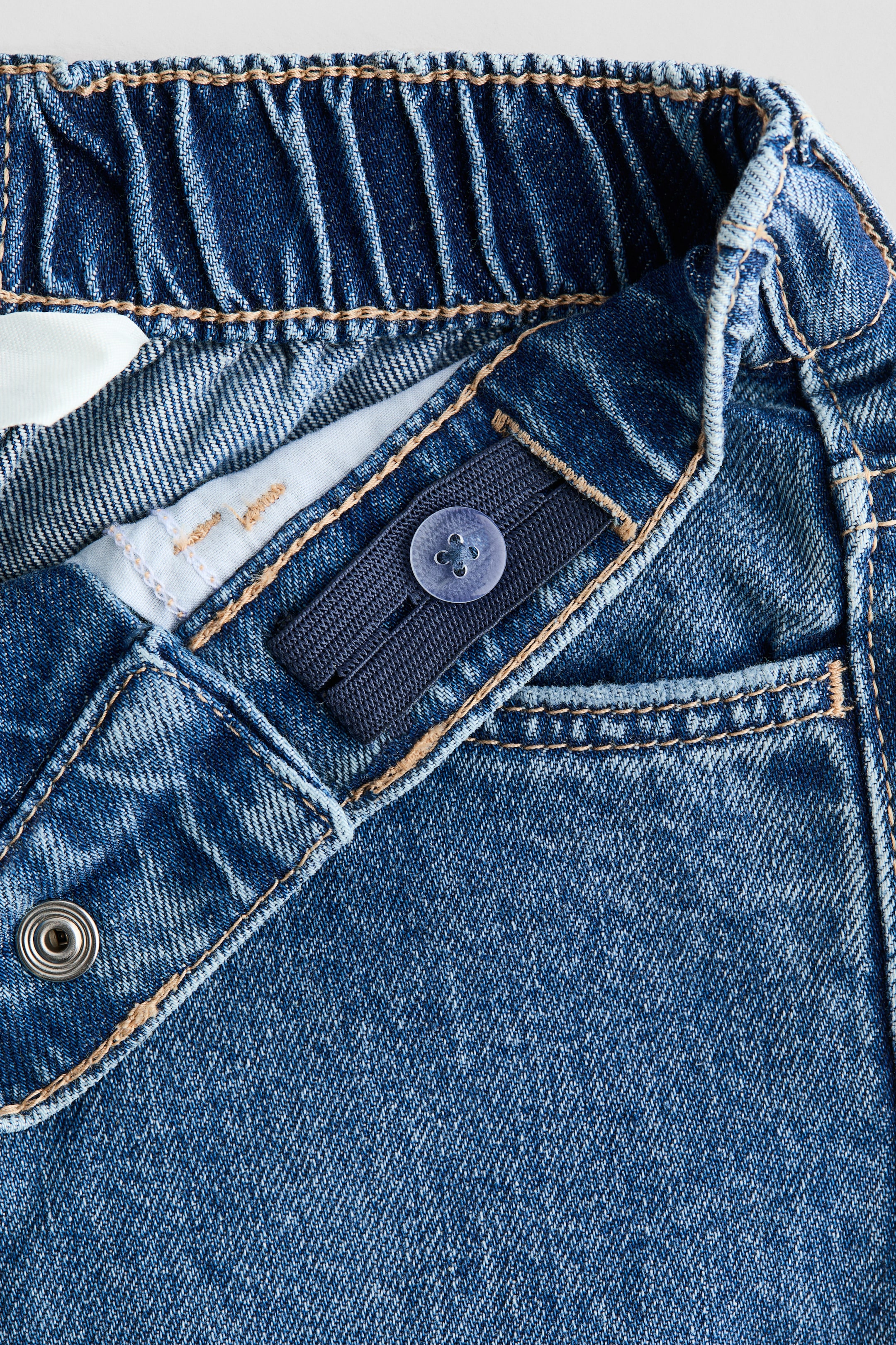 Loose-Fit Barrel Jeans