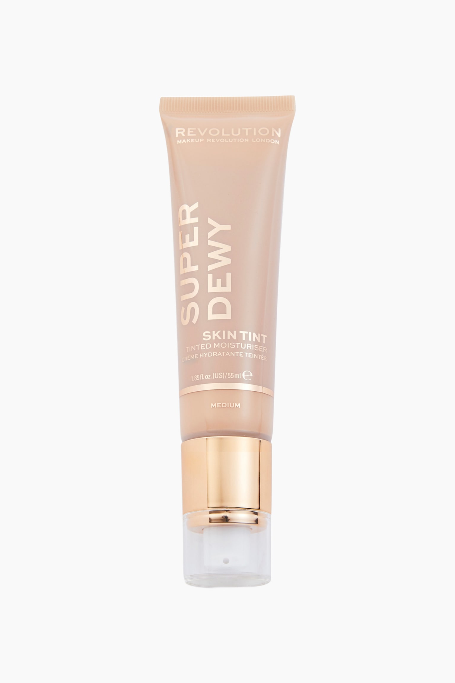 Superdewy Tinted Moisturiser stÃ¥r loddrett i frontvendt visning og viser frem den ferskentonede squeeze-tube-kroppen, som smalner av inn i en metallisk gullfarget pumpedispenser med en gjennomsiktig plasthette. Tuben har trykt tekst i hvitt og gull, inkludert Â«REVOLUTIONÂ», Â«SUPER DEWYÂ» og fargenavnet Â«MEDIUMÂ» nÃ¦r bunnen. - 1