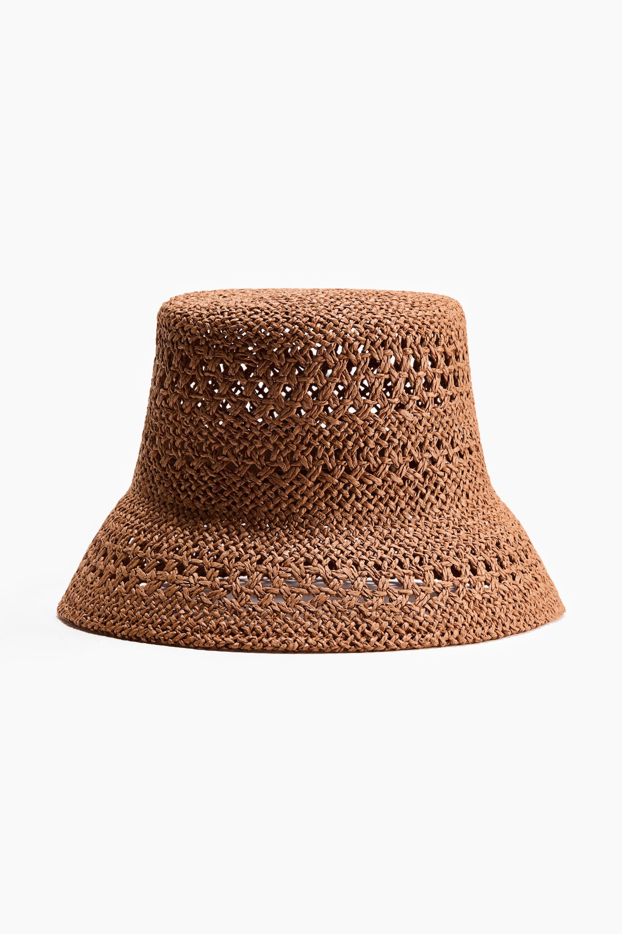 Ampliar la imagen: Un sombrero de cubo tejido en color marrón se presenta de FRENTE, con una parte superior plana, una corona cilíndrica y un ala inclinada hacia abajo, todo construido con un patrón de tejido abierto.