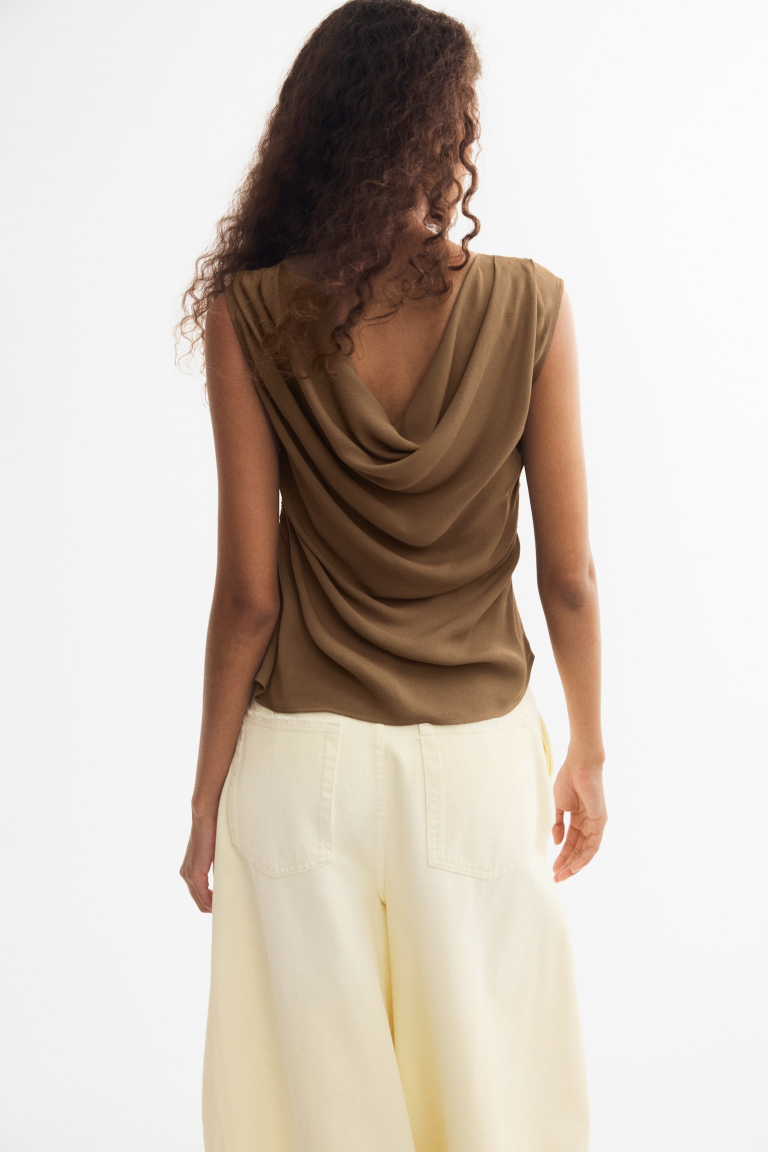 Женский топ H&M Draped One-Shoulder Top, цвет: Тёмный бежевый — фото 4