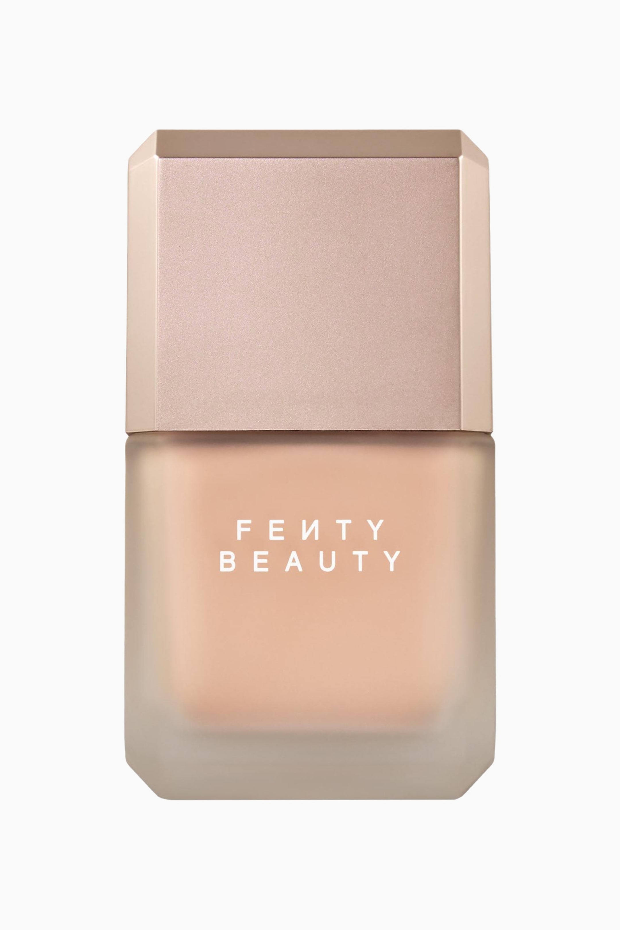 Visa större bild: Pro Filt'r Fluid Flex Matte Longwear Foundation står upprätt och har en rektangulär frostad glasflaska med fasade hörn som visas framifrån och innehåller en ljus persiko-beige vätska. Flaskan är försedd med ett metalliskt dammrosa lock med matchande fasade kanter och visar logotypen ”FENTY BEAUTY” tryckt i vita blockbokstäver på framsidan.