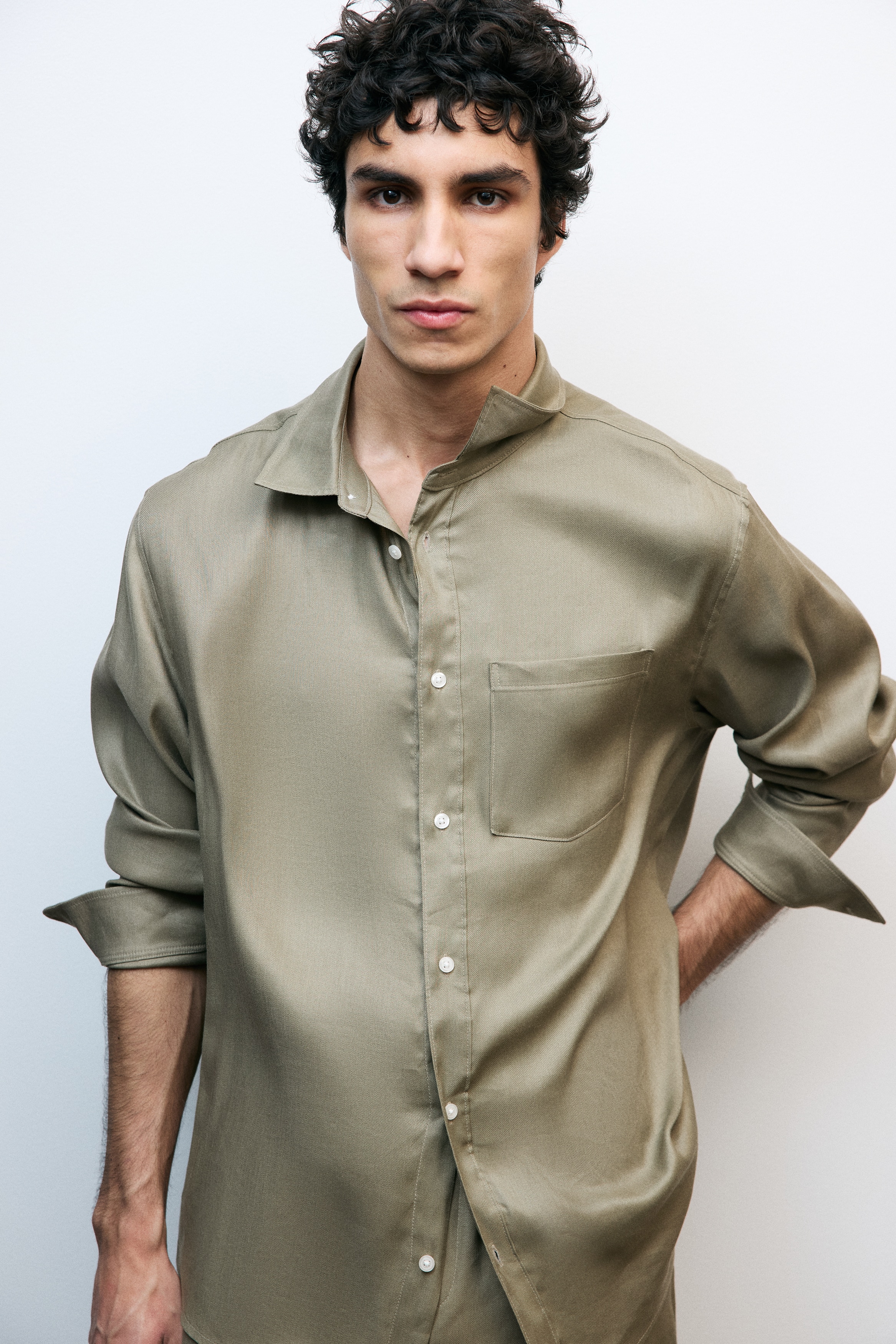 Camisa Regular Fit en mezcla de linoModelo