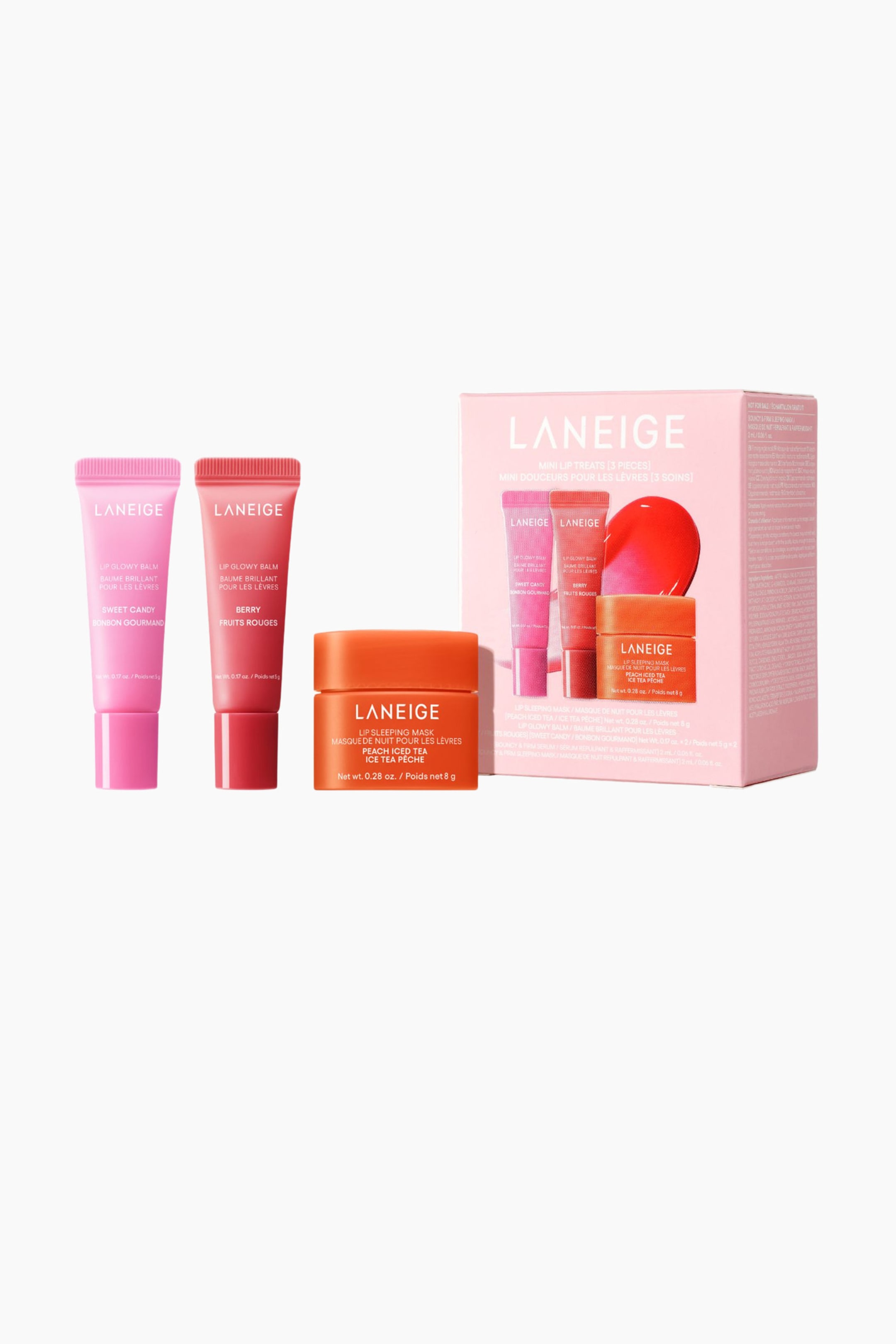 Näytä suurempi kuva: Laneige Mini Lip Treats -setti on esillä, ja siinä on kolme yksittäistä huulituotetta sekä vaaleanpunainen lahjapakkaus. Kaksi Lip Glowy Balmia vaaleanpunaisissa Sweet Candy- ja punaisissa Berry-tuubeissa seisovat oranssin Peach Iced Tea Lip Sleeping Mask -purkin vieressä. Oikealle kallistettu vaaleanpunainen lahjapakkaus esittelee edessään samanlaisten tuotteiden kuvia.