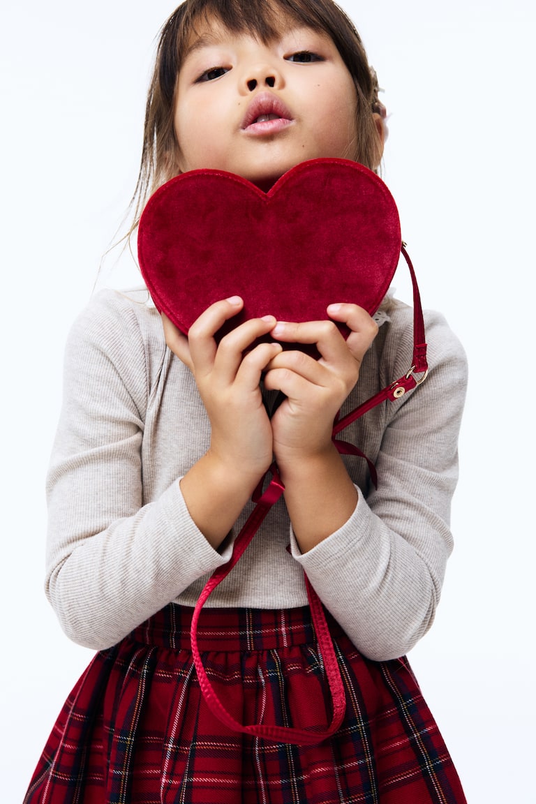 Heart-shaped shoulder bag