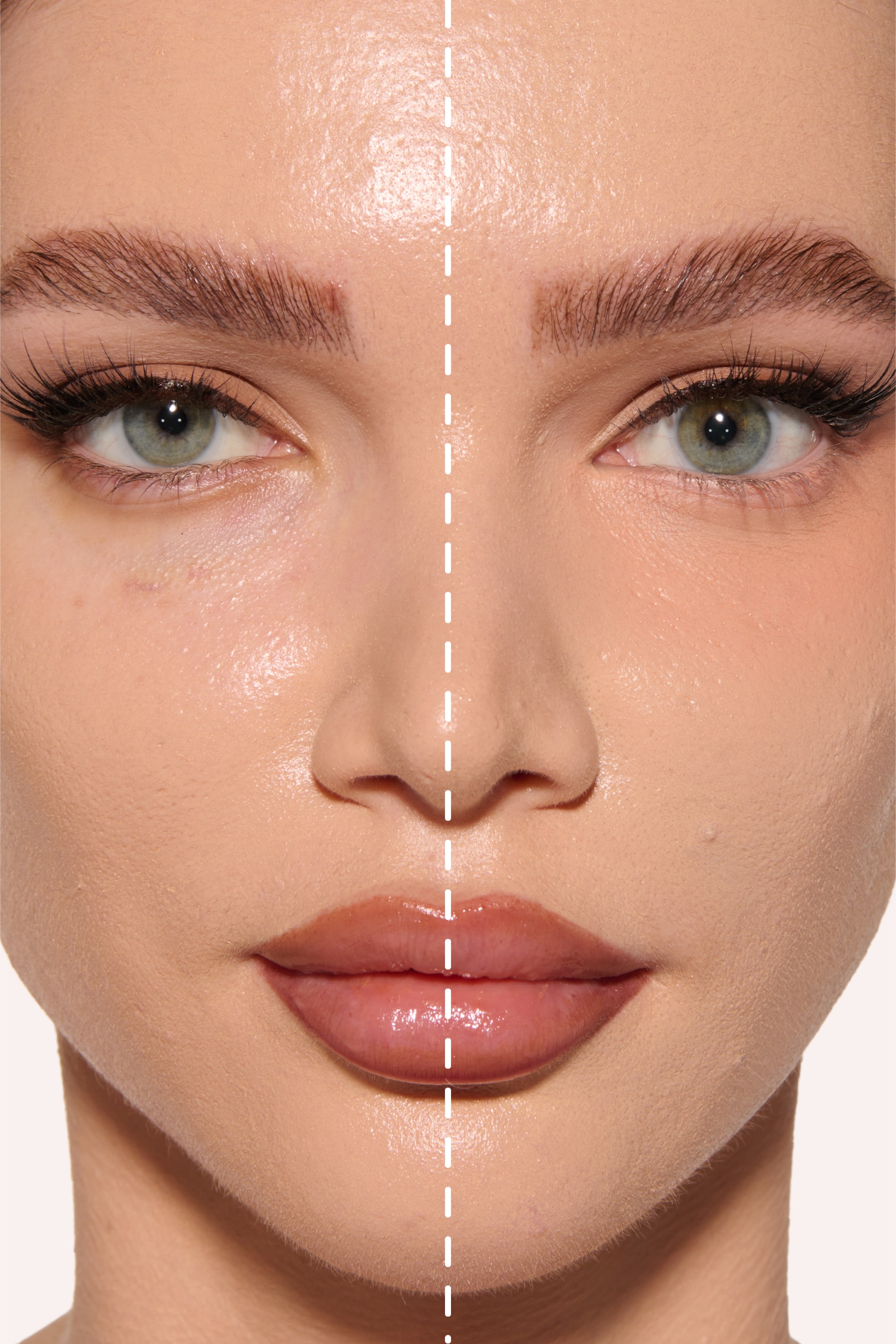 Visa större bild: En kosmetikprodukt visar sin täcknings- och utjämningseffekt på ett ansikte, som är vertikalt delat av en streckad vit linje. På vänstra sidan visar huden sin naturliga textur med synliga blemmor, medan på högra sidan ser huden slätare och mer jämn ut.