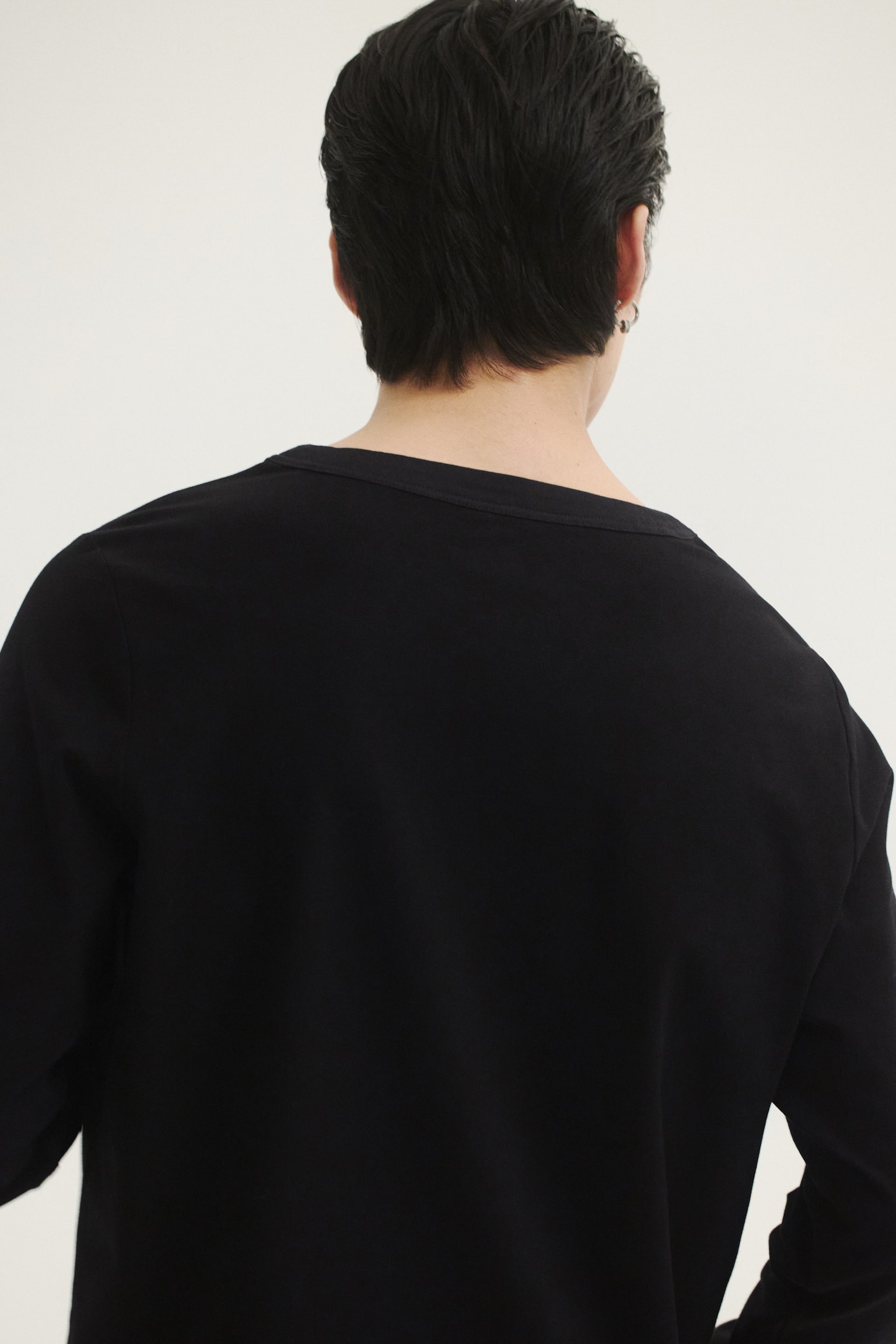 Мужской топ H&M Four-Way Stretch Regular-Fit Henley Top, цвет: Чёрный — фото 9