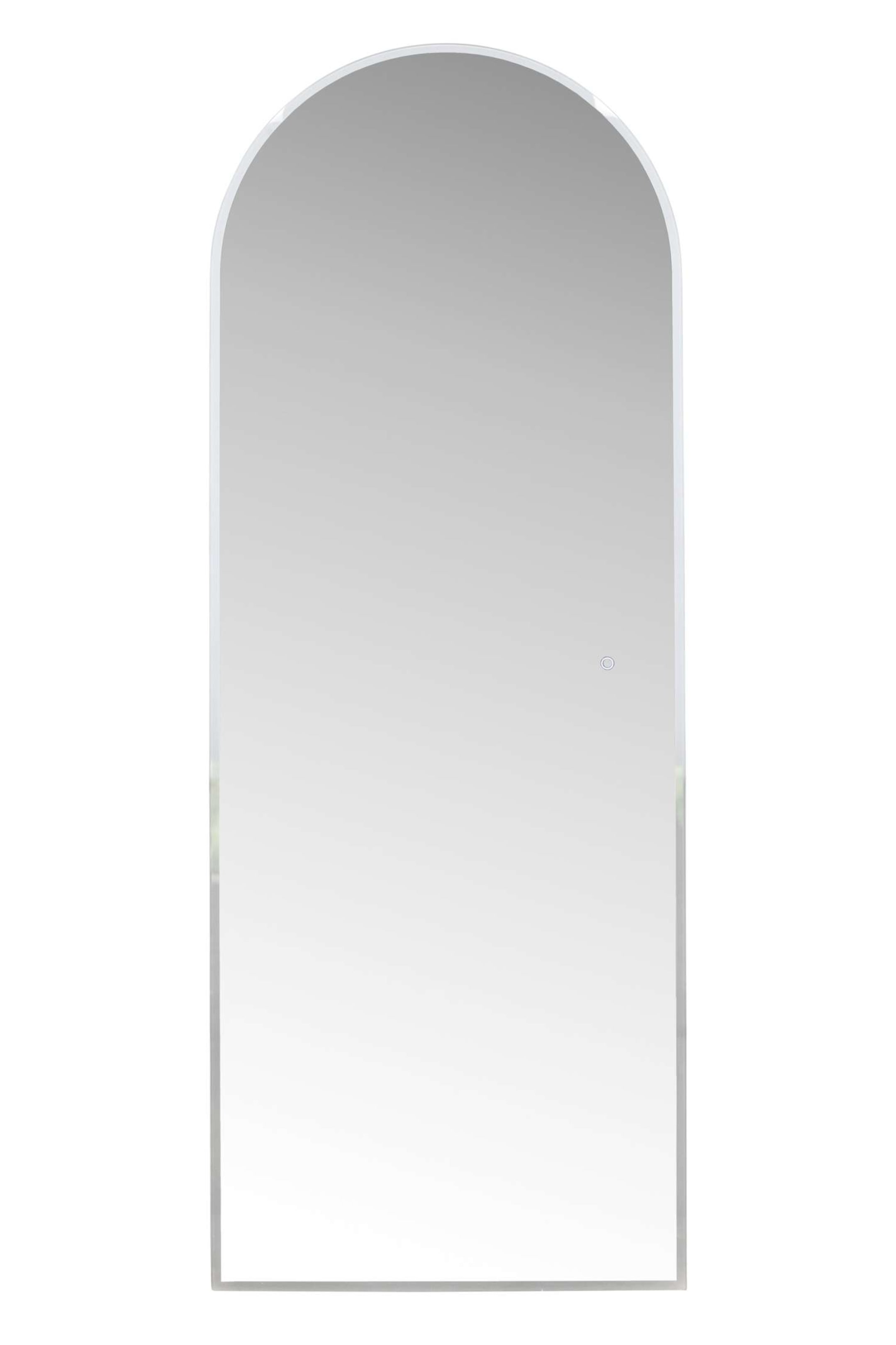 Größeres Bild anzeigen: Ein gewölbter Ganzkörperspiegel wird prominent ausgestellt, mit einem abgerundeten oberen Teil und geraden Seiten. Er ist von einem dünnen, hellen Rand umgeben, und auf seiner reflektierenden Oberfläche ist ein kleiner kreisförmiger Umriss sichtbar.