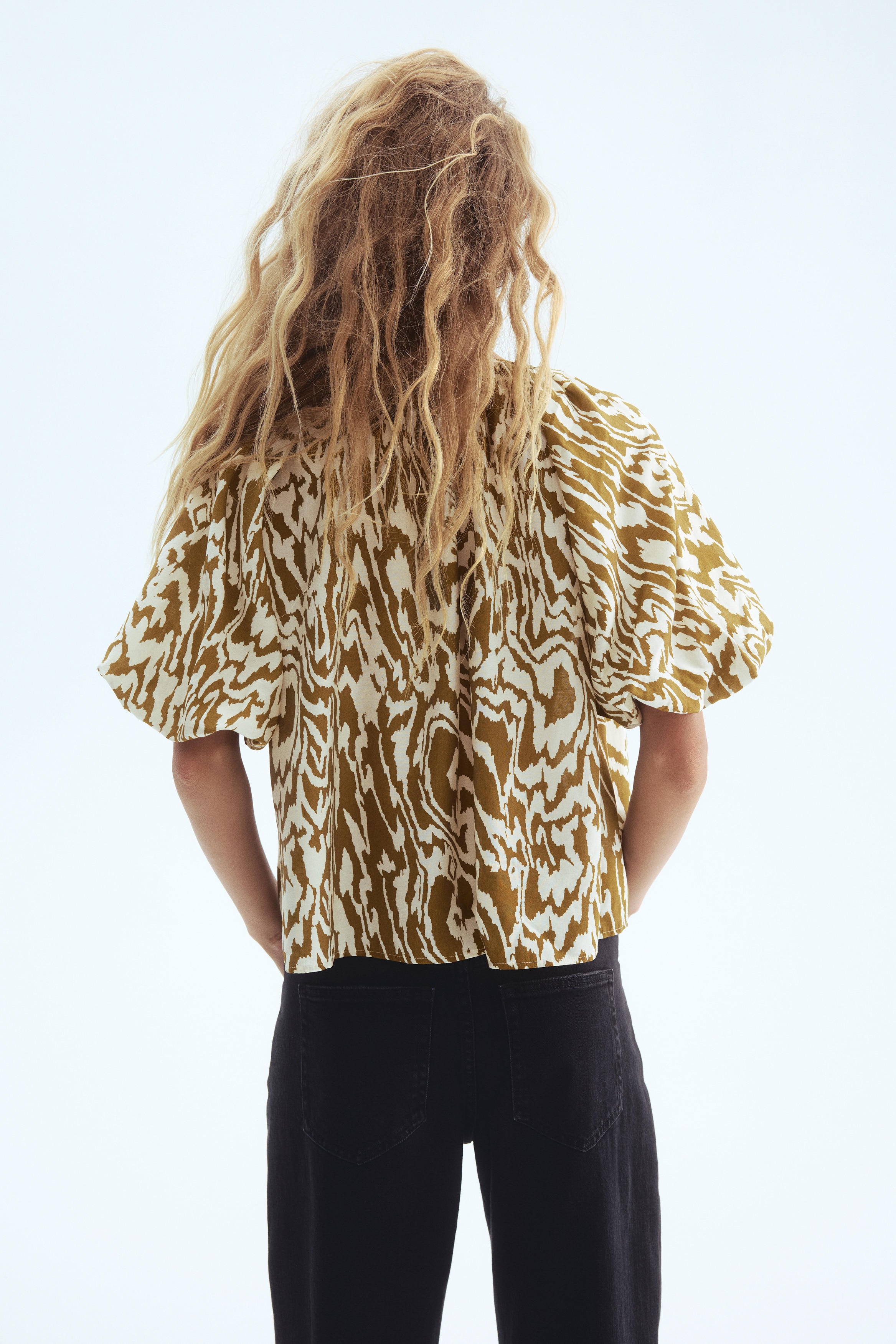 Balloon-sleeved blouse