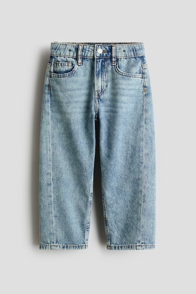 De VOORKANT van lichtblauwe katoenen denimjeans is voorzien van een losse pasvorm bij de heup en dij met barrel-legs, een elastische tailleband, een ritssluiting met drukknoop, voorzakken en gebogen zijnaden die langs elk been doorlopen. - 1
