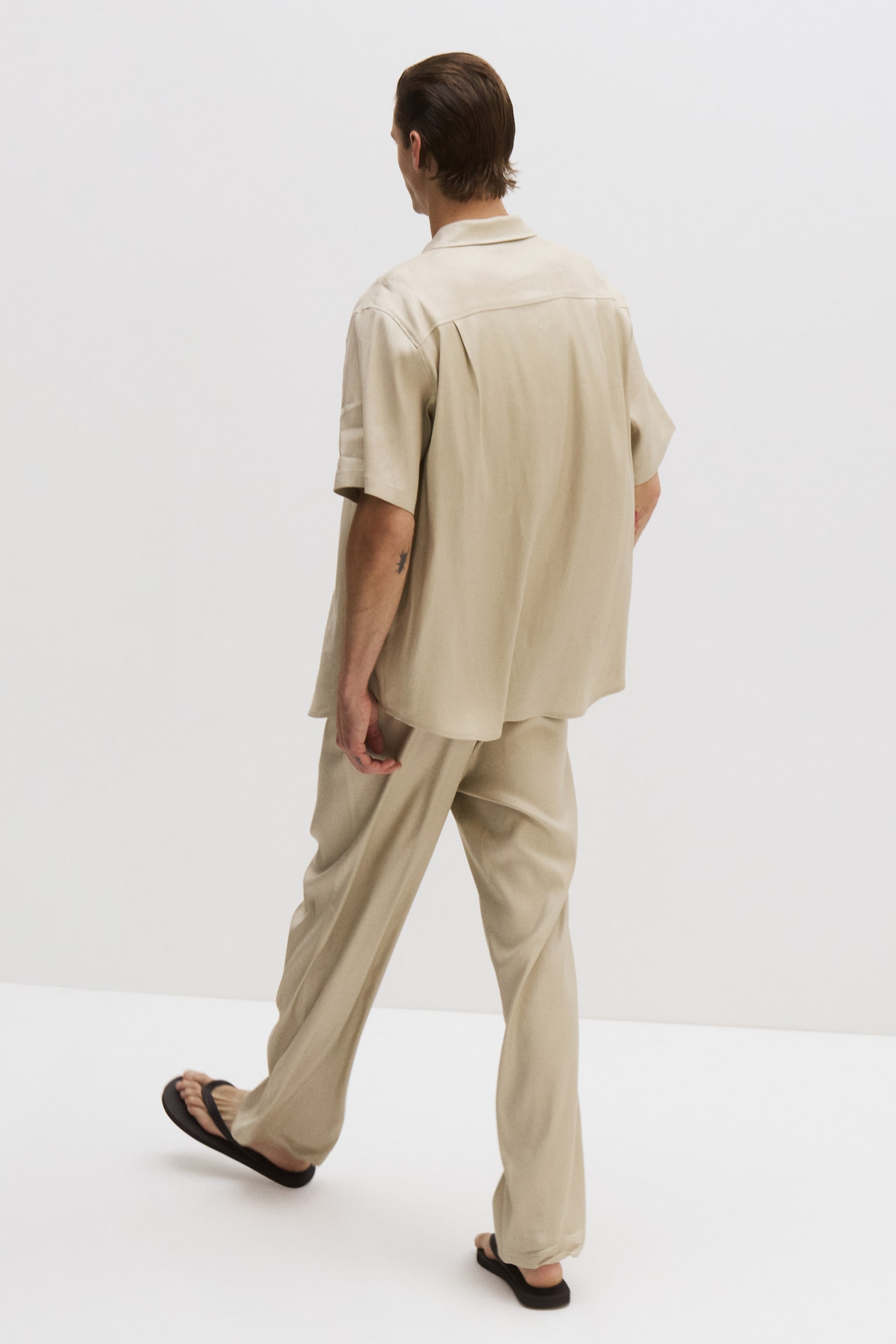 Мужская рубашка H&M Easy-Care Regular-Fit Linen-Blend, цвет: Бежевый — фото 6