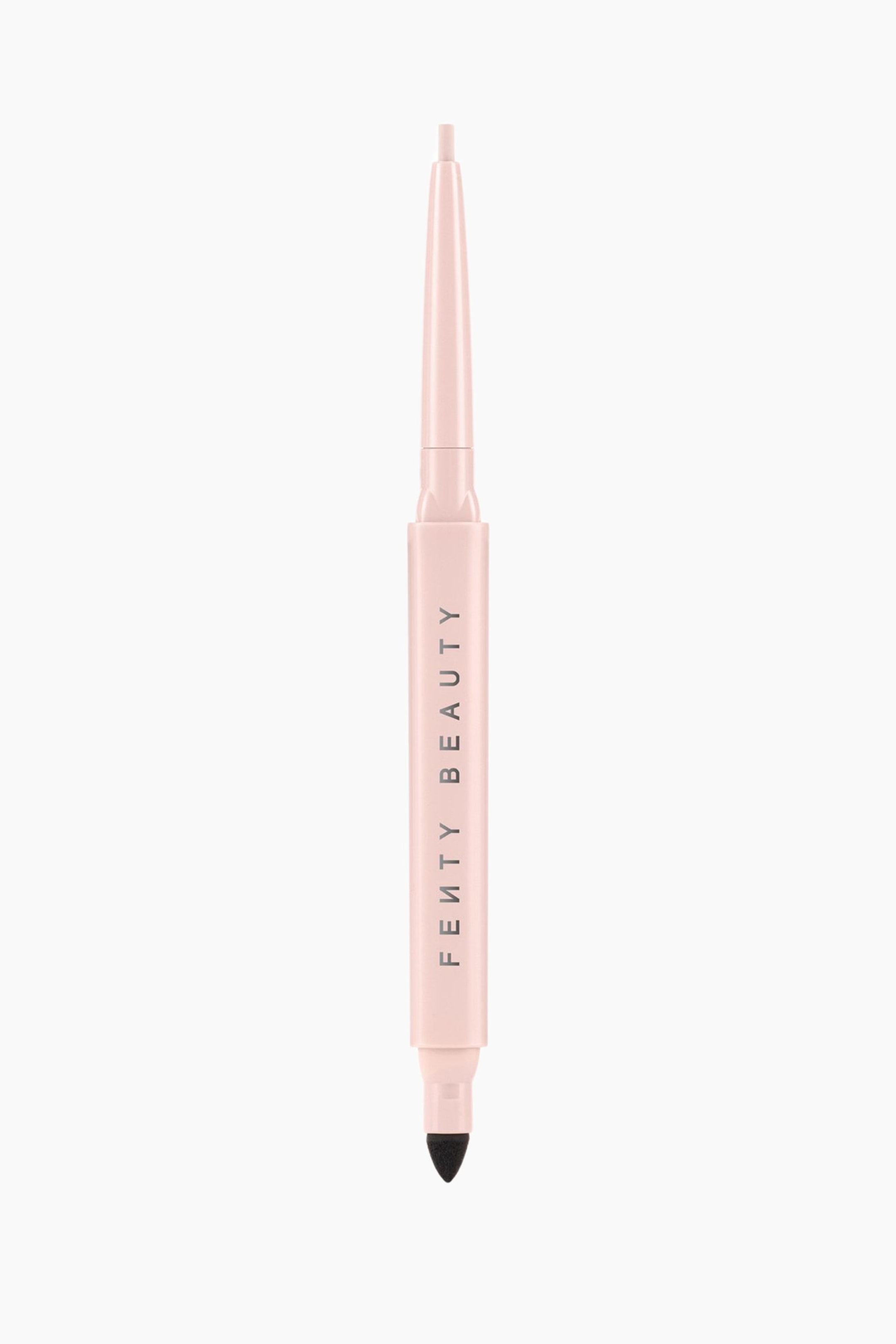 Visa större bild: En dubbelsidig eyelinerpenna står vertikalt och har en ljusrosa hylsa med varumärket "FE?TY BEAUTY" tryckt vertikalt i grå text. Den övre änden visar en fin, utdragbar ljusrosa gel-eyeliner-spets, medan den nedre änden visar en svart, spetsig svampsuddare.