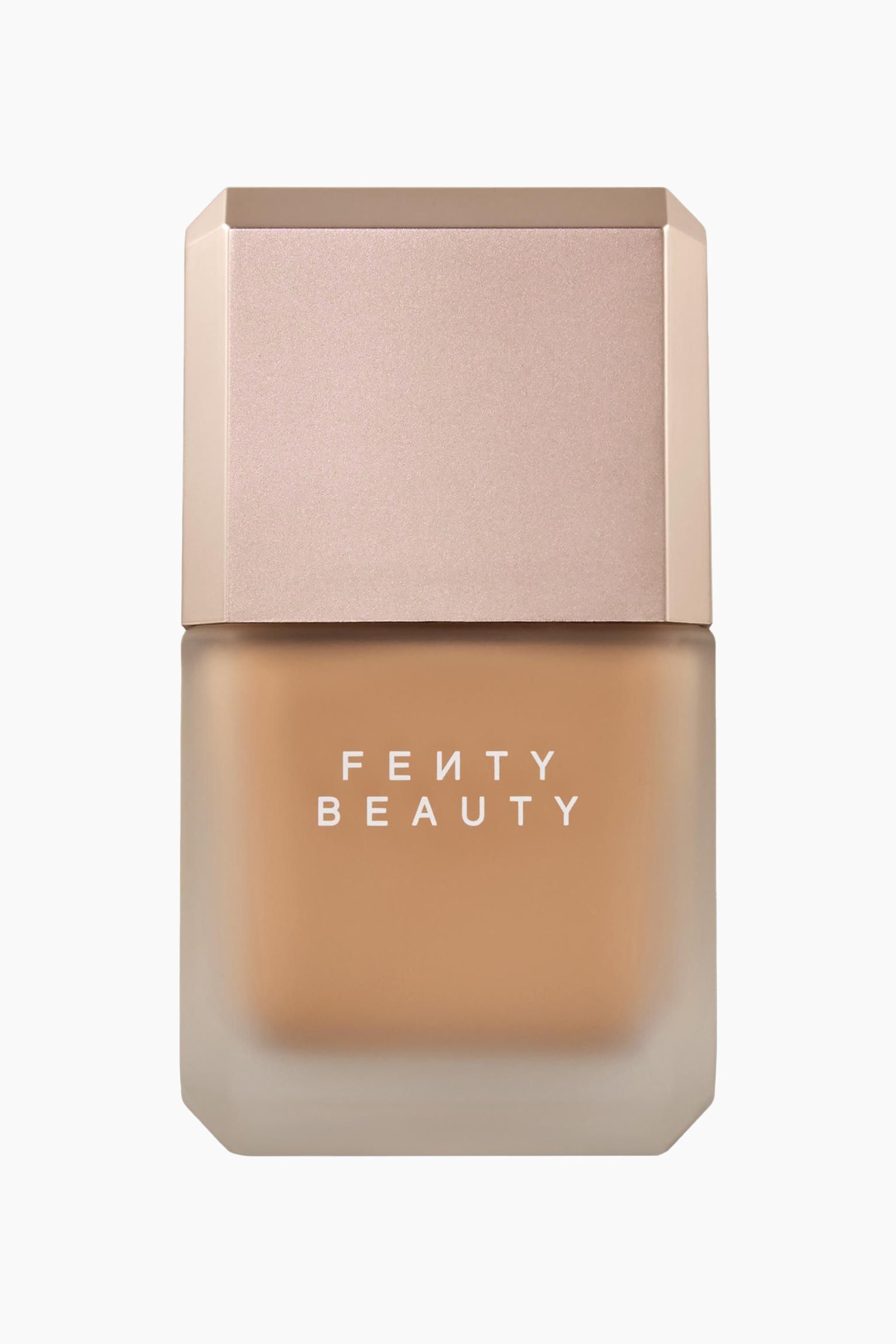 Visa större bild: Pro Filt'r Fluid Flex Matte Longwear Foundation visas framifrån i en frontvänd vy och har en rektangulär frostad glasflaska med fasade hörn som innehåller en mediumbrun flytande foundation. Flaskan visar logotypen ”FENTY BEAUTY” tryckt i vitt på framsidan och har ett matchande roséguldmetallock med fasade kanter.
