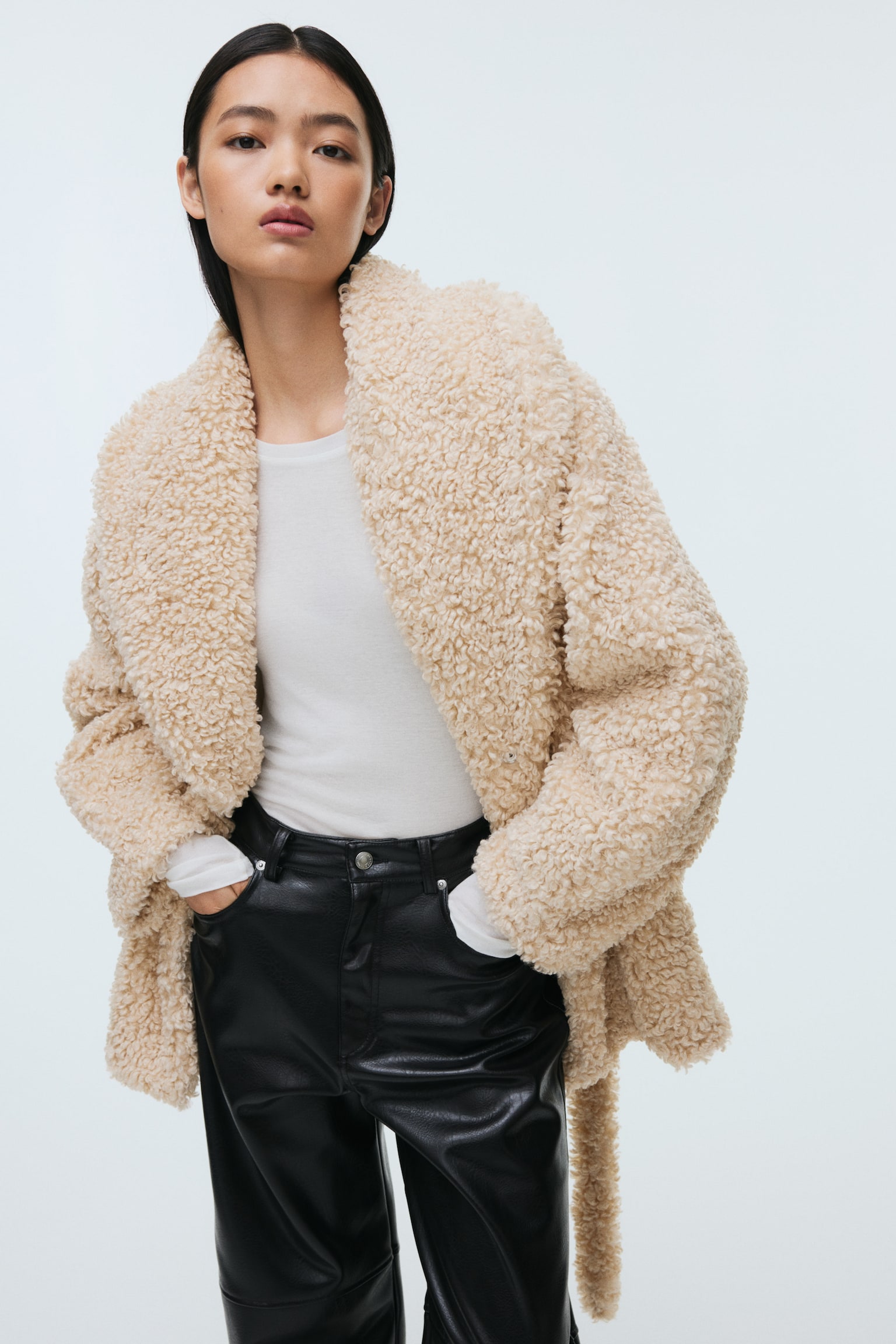 Палто от мъхеста материя с колан със завързване - Бежов - 6