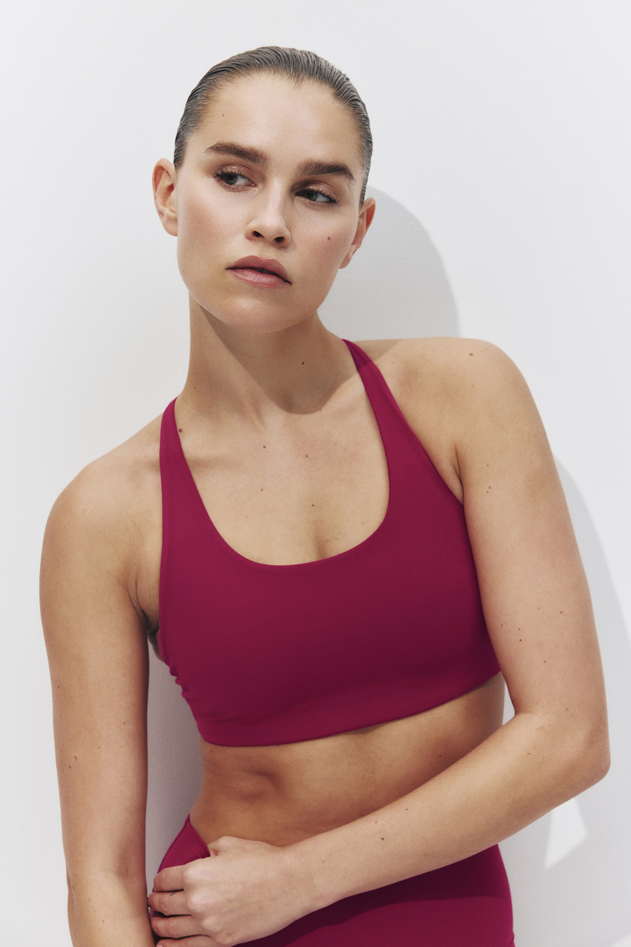 View larger image: Medium-Support Sports Bra with SculptMove™ - Dark fuchsia - Ladies | H&M CA 1