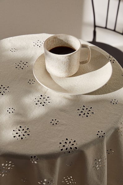 Broderieanglaisetablecloth