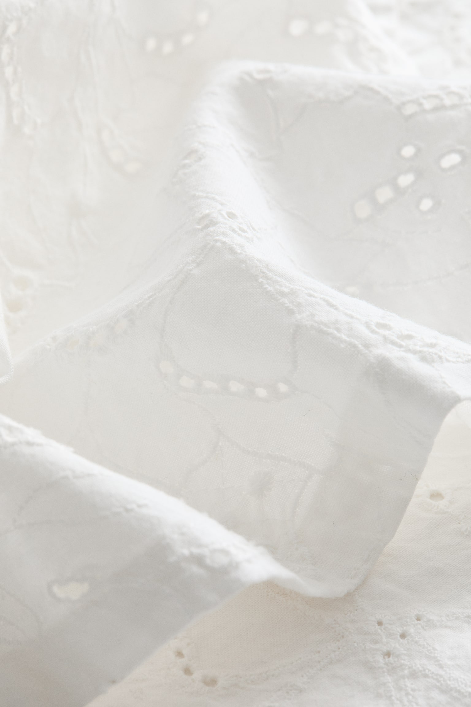 מפת שולחן עם תחרה שוויצרית - לבן - 2