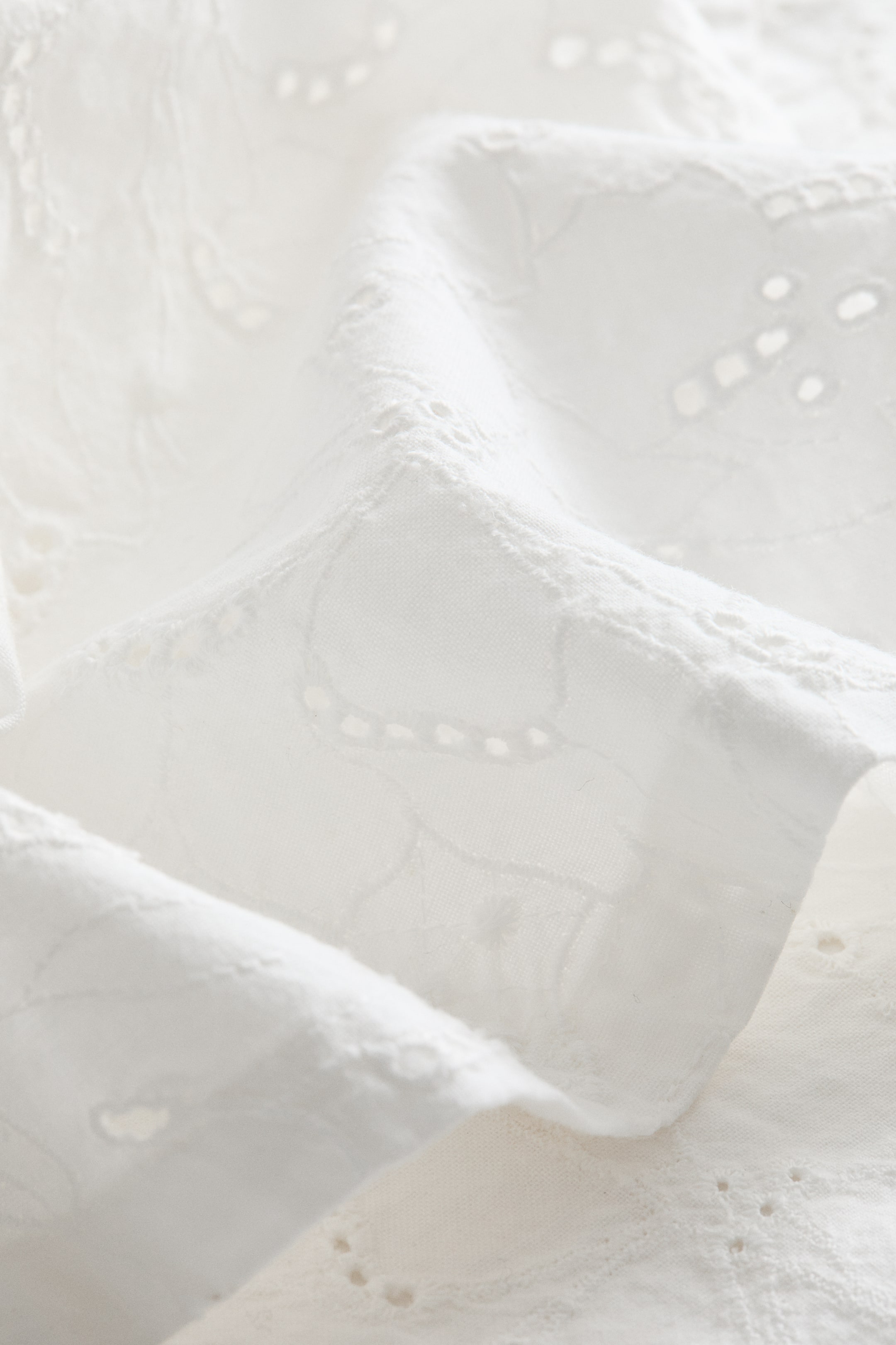 Tablecloth with Eyelet Embroidery