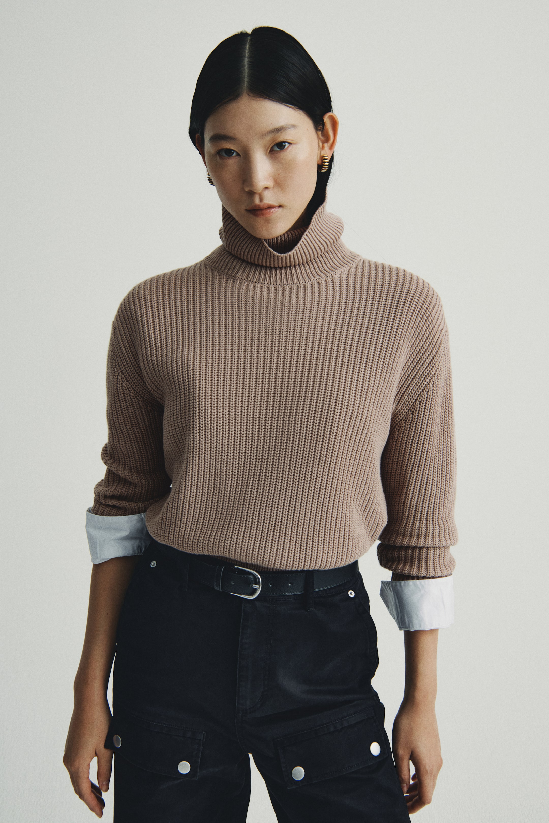 拡大画像を表示: リブニット タートルネックセーター - ベージュ - レディース | H&M JP 2