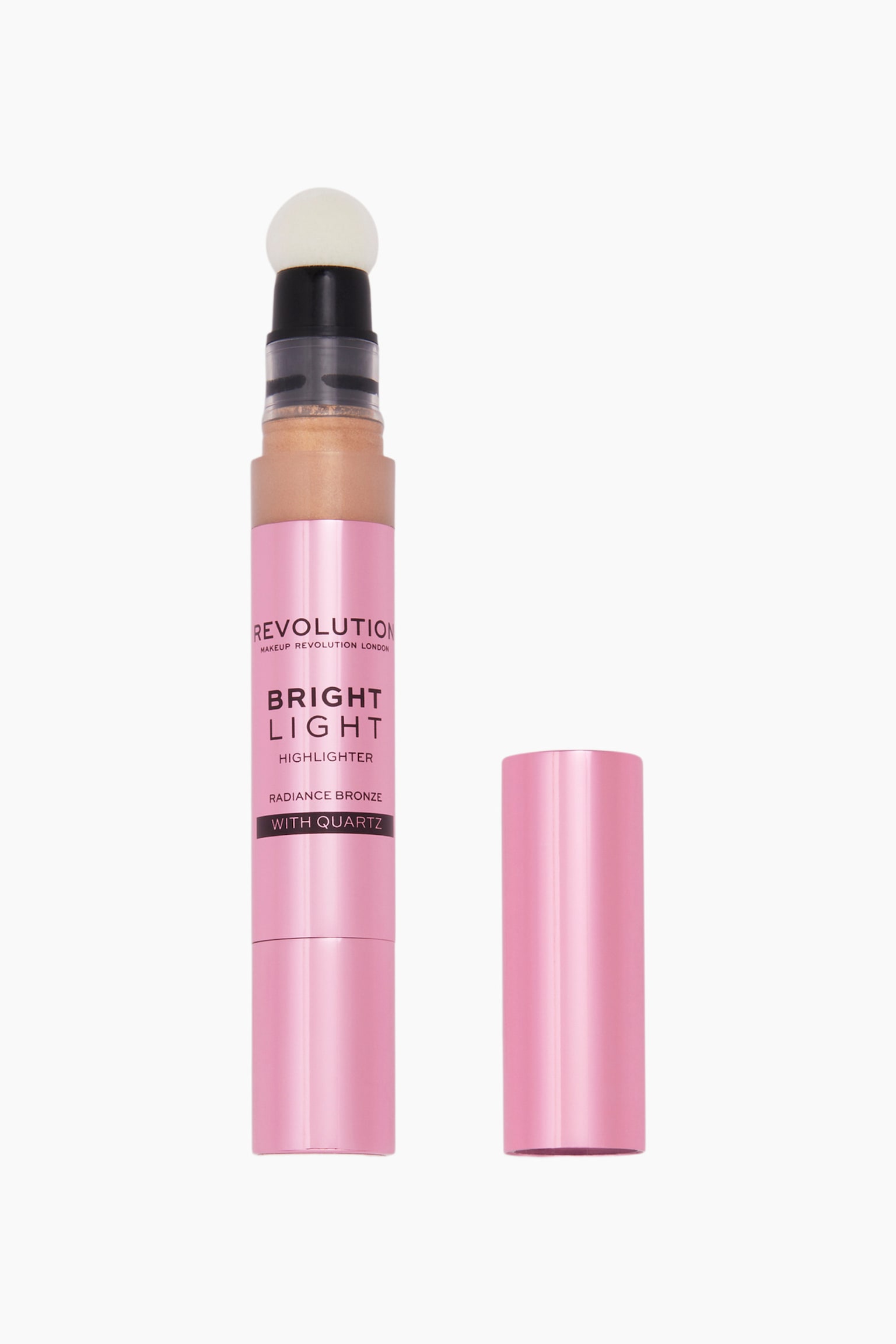 Ein Revolution Bright Light Highlighter in der Farbnuance âRadiance Bronzeâ steht senkrecht neben seiner abgenommenen pinkfarbenen Metallic-Kappe und zeigt oben einen abgerundeten weiÃen Schwamm-Applikator. Der pinkfarbene, metallische, zylindrische KÃ¶rper ist mit schwarzem Markenaufdruck versehen und verfÃ¼gt Ã¼ber ein transparentes Sichtfenster, das die schimmernde bronzefarbene FlÃ¼ssigkeit im Inneren zeigt.