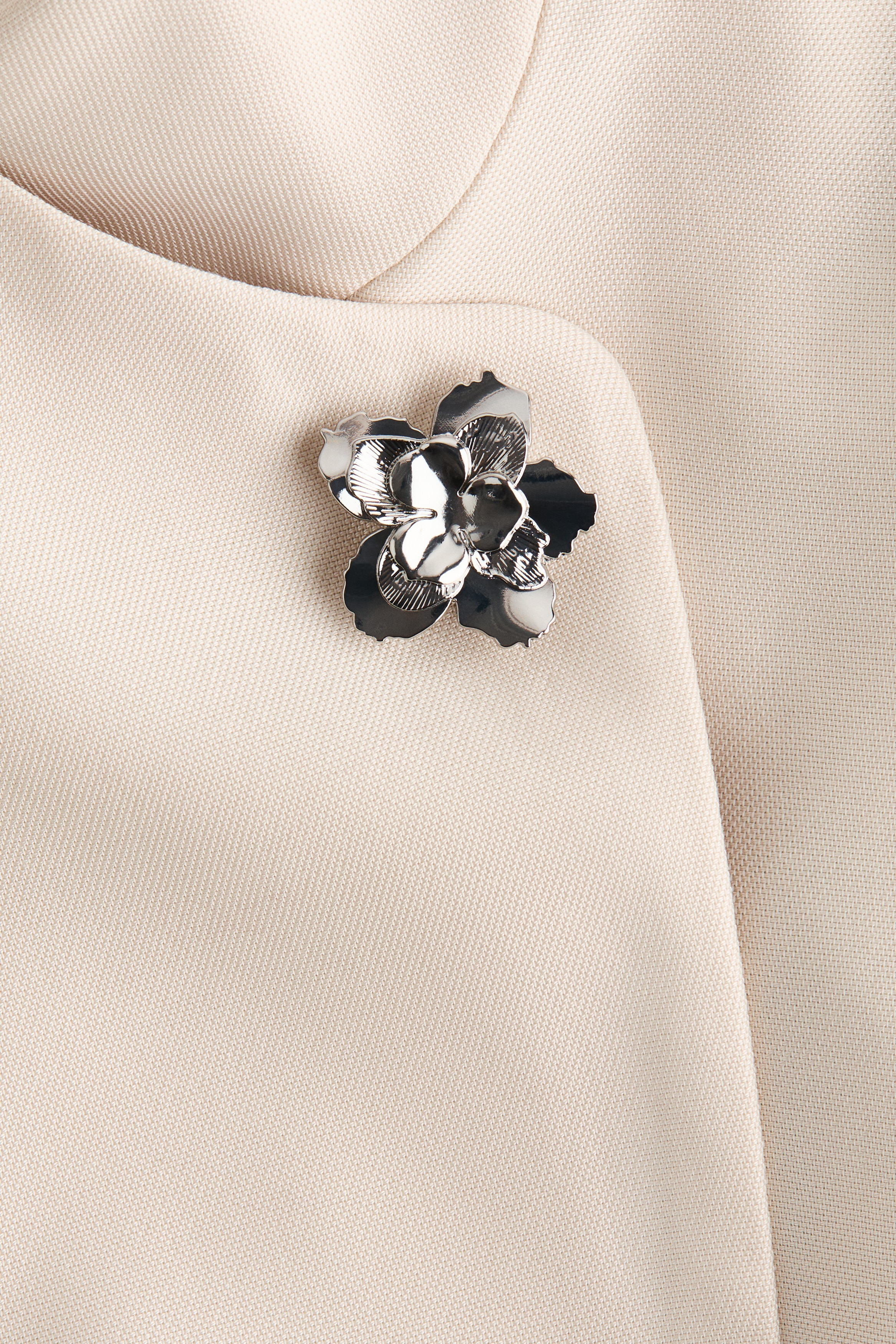 Brooch-detail wrap blazer