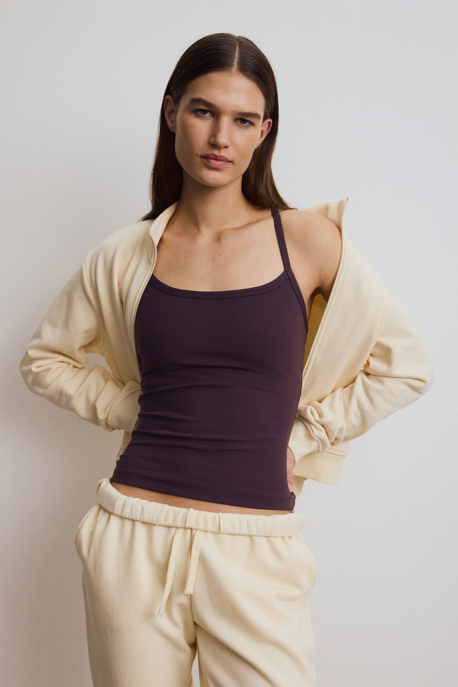 Integral-bra sports strappy top with SoftMove™ - Aubergine purple/Black/White/Chocolate plum/Soft pink/Greige - 6
