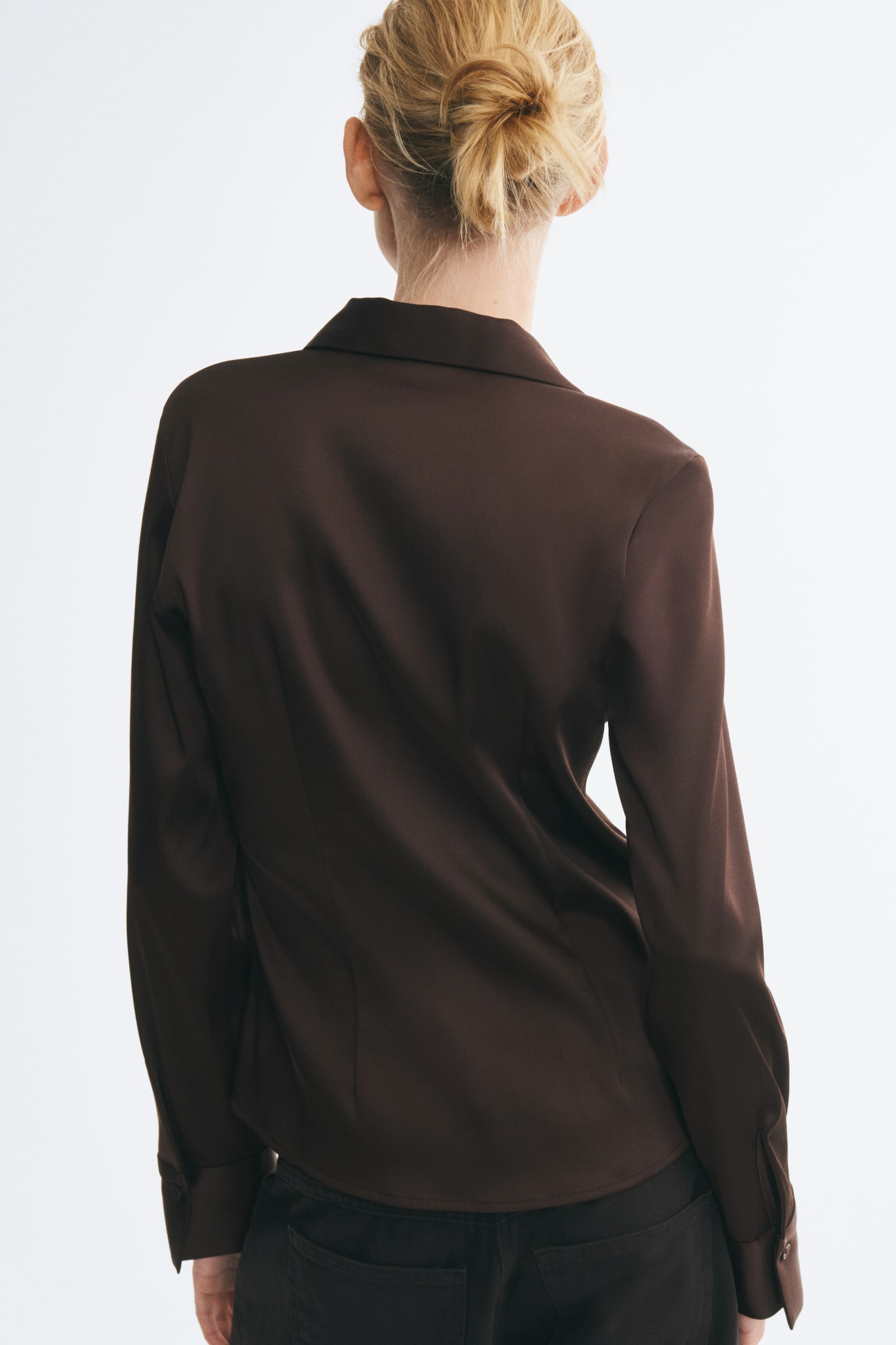 Женская рубашка H&M Fitted Satin, цвет: Тёмный коричневый — фото 5