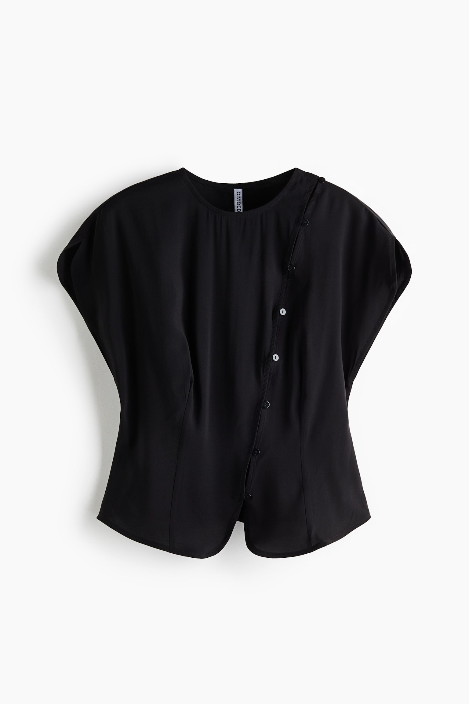 Má»t chiáº¿c Ã¡o blouse tay ngáº¯n mÃ u Äen Äang ÄÆ°á»£c chá»¥p chÃ­nh diá»n, lÃ m ná»i báº­t pháº§n cá» trÃ²n vÃ  tay Ã¡o cÃ¡nh tiÃªn rá»§. Thiáº¿t káº¿ cÃ³ hÃ ng cÃ i nÃºt chÃ©o báº¥t Äá»i xá»©ng vá»i cÃ¡c nÃºt tráº¯ng vÃ  Äen tÆ°Æ¡ng pháº£n, cháº¡y tá»« vai trÃ¡i xuá»ng Äáº¿n gáº¥u Ã¡o cong xáº» tÃ .