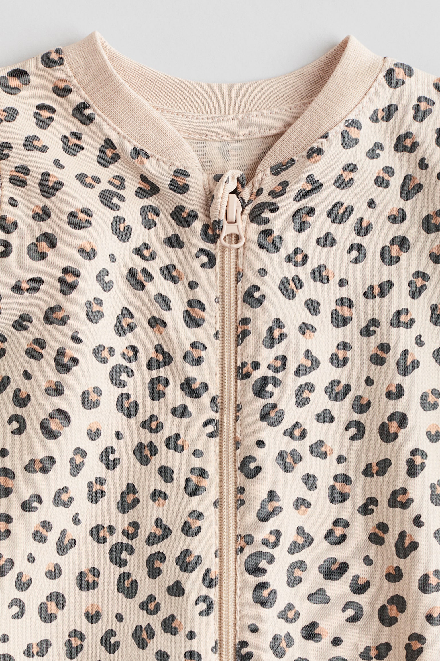 Vzorovaný pyžamový overal - Světle béžová/leopardí potisk/Krémová/dinosauři/Bílá/medvídci/Tmavě šedá/zvířátka/Světle růžová/třešně/Bílá/medvídci/Krémová/zvířátka/Bílá/třešně/Krémová/létající balony/Bílá/květiny - 2