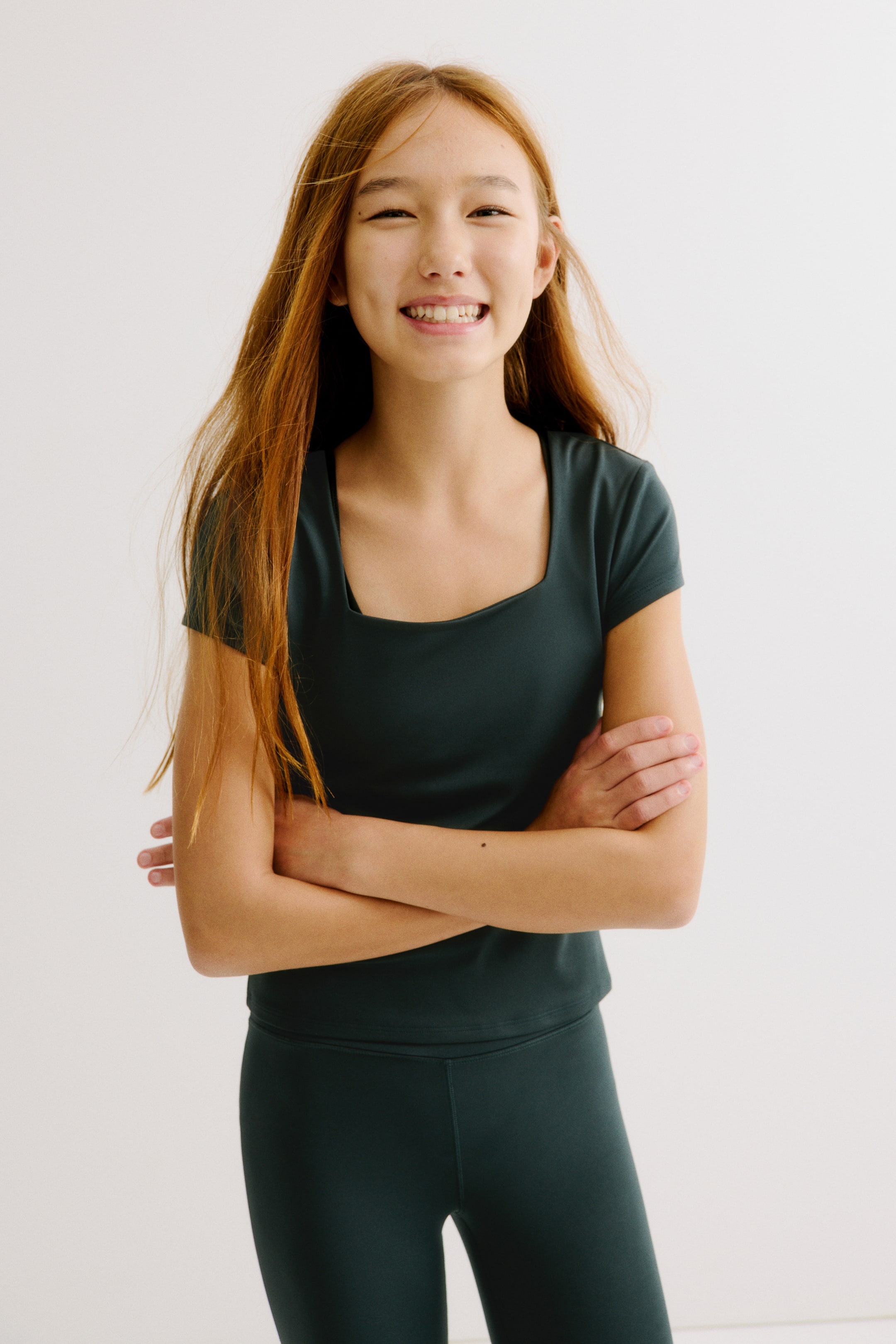 Ver imagen más grande: Top de deporte DryMove™ con escote cuadrado - Verde oscuro empolvado - NIÑOS | H&M ES 1