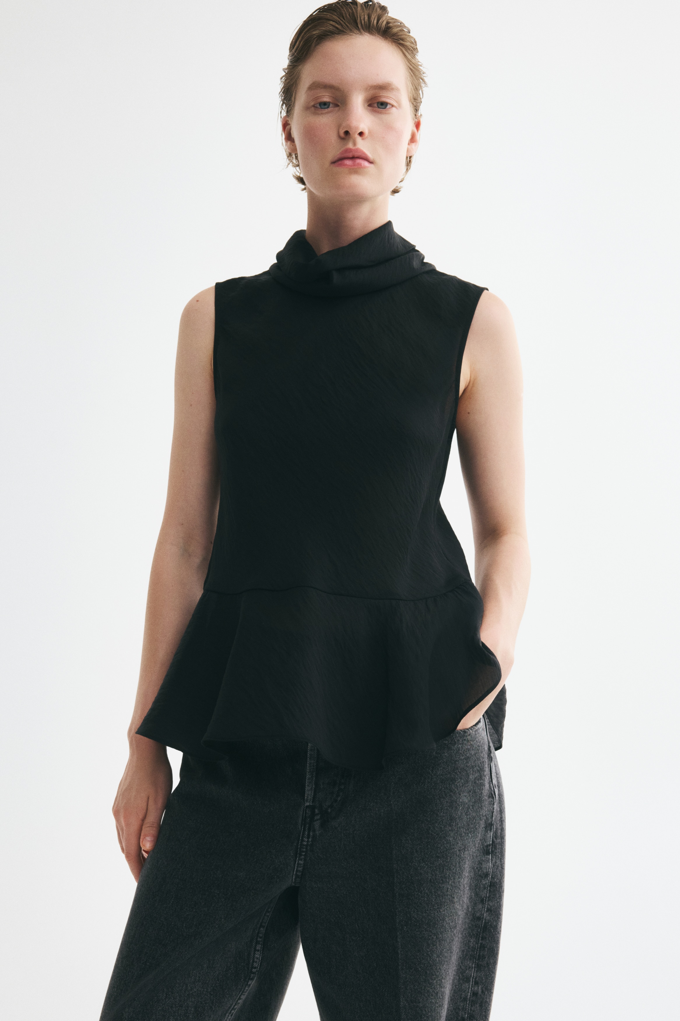 Top de cuello alto con peplumAuxiliar