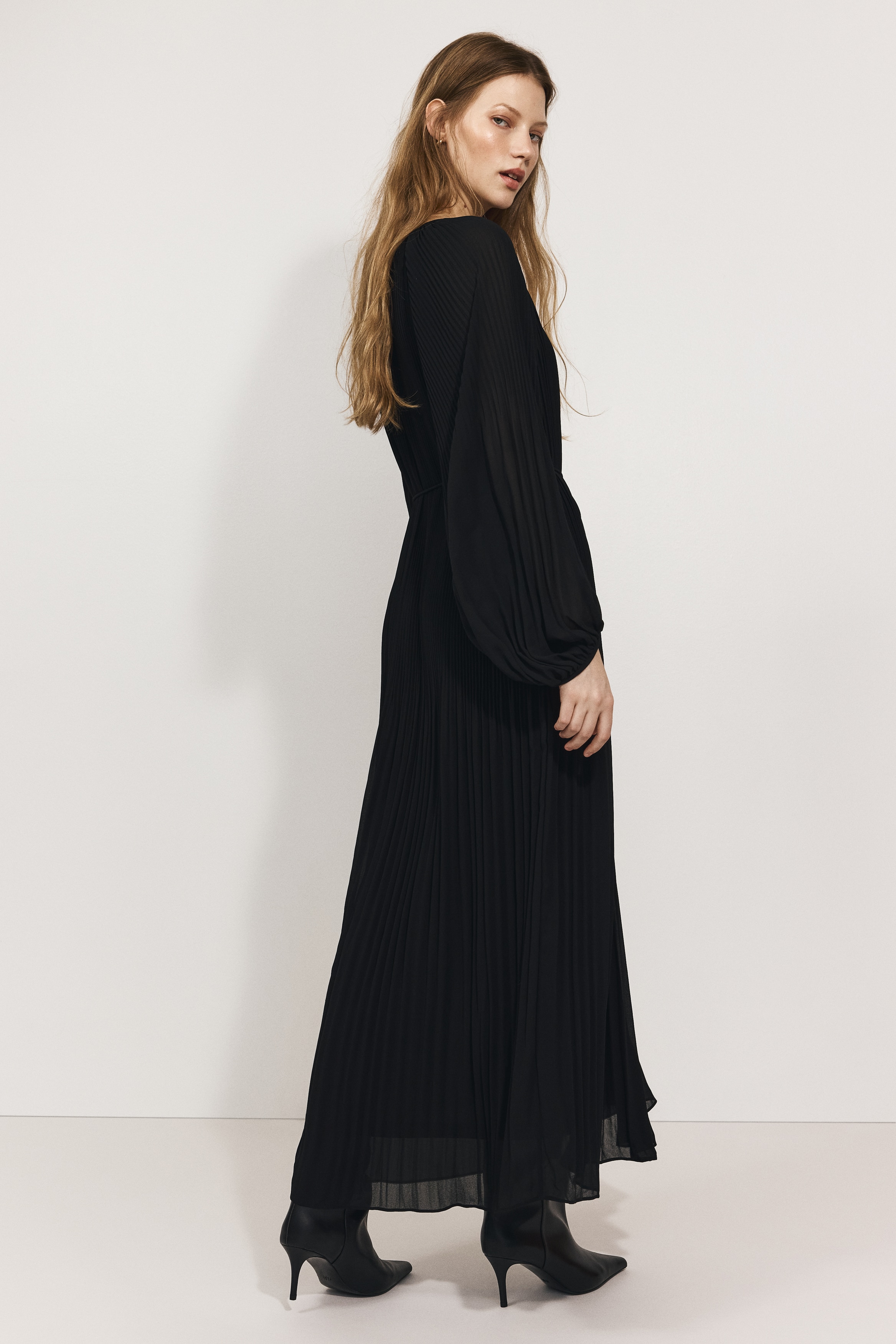 新品未使用✨プリーツロングワンピース　パリ16区　ブラック　M プリセプリーツロングワンピース - ブラック - レディース | H&M JP