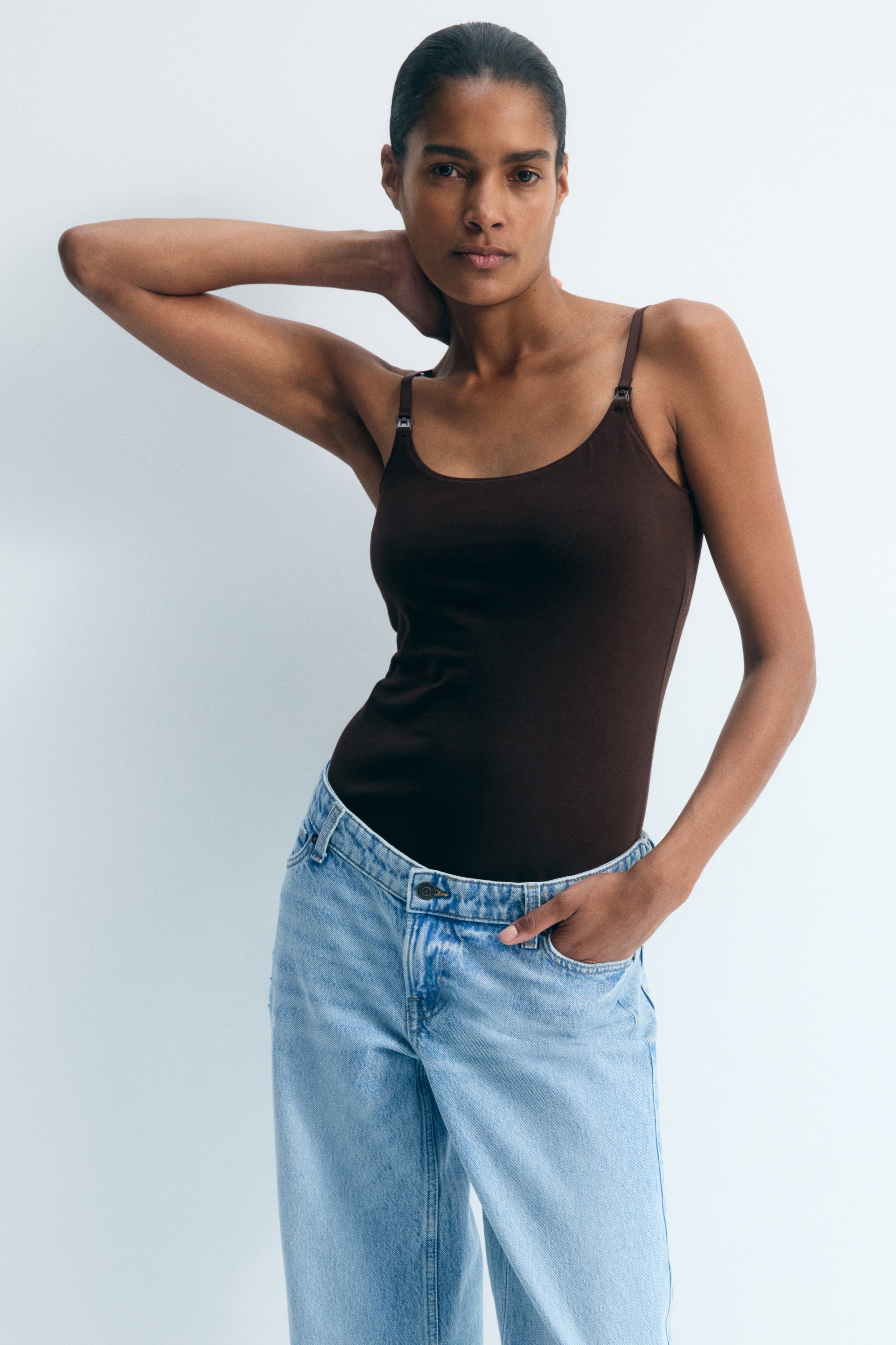 ΤÏία camisole θηλαÏÎ¼Î¿Ï Ïε μαÏÏο, Ï
ÏÏλεÏ
κο και ÏκοÏÏο καÏΠείναι κÏεμαÏμÎνα με Ïο μÏÏοÏÏÎ¹Î½Ï Î¼ÎÏÎ¿Ï ÏÏÏαμμÎνο ÏÏÎ¿Ï Ïα ÎξÏ, Ïε διάÏαξη με εÏÎ¬Î»Î»Î·Î»ÎµÏ ÏÏÏÏÏειÏ. Îάθε camisole διαθÎÏει λαιμÏκοÏη Ïε ÏÏήμα U και ÏÏενÎÏ, ÏÏ
θμιζÏÎ¼ÎµÎ½ÎµÏ ÏιÏάνÏÎµÏ Î¼Îµ κοÏ
μÏÏμαÏα θηλαÏÎ¼Î¿Ï ÏÏη βάÏη.