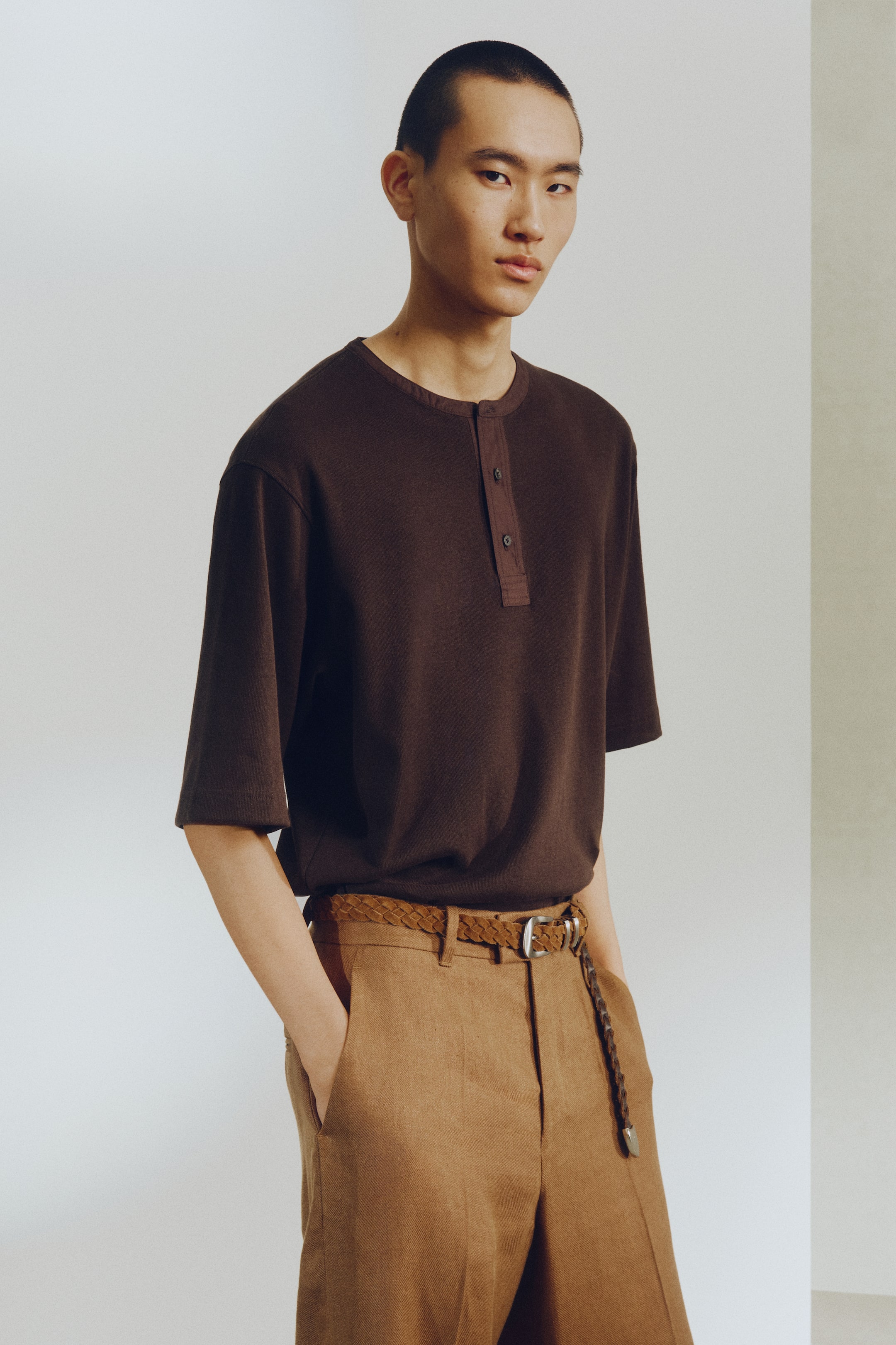 拡大画像を表示: ルーズフィット リネンブレンドヘンリーネックトップス - ダークブラウン - Men | H&M JP 1
