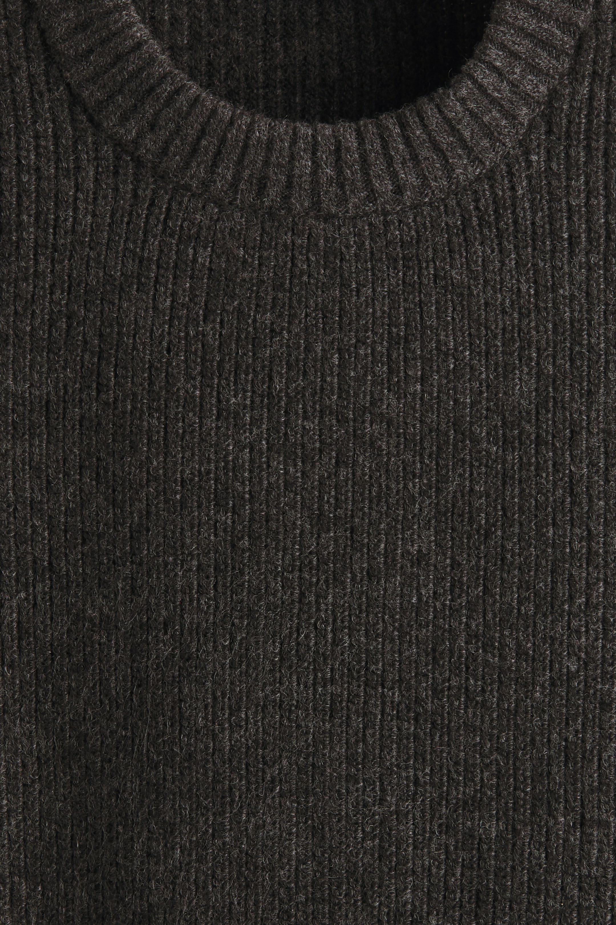 이미지 확대 보기: 짙은 회색의 골지 니트 스웨터는 수직 골지 패턴과 골지 처리된 크루 넥으로 특징지어집니다.