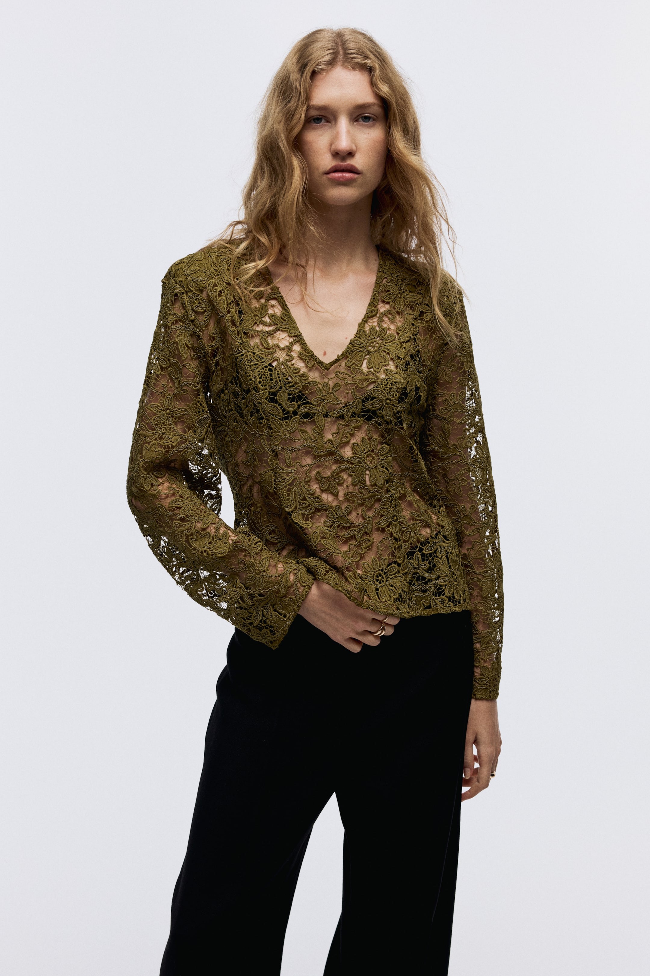 Büyük resmi görüntüle: V Yakalı Dantel Bluz - Altın zeytin rengi - KADIN | H&M TR 3