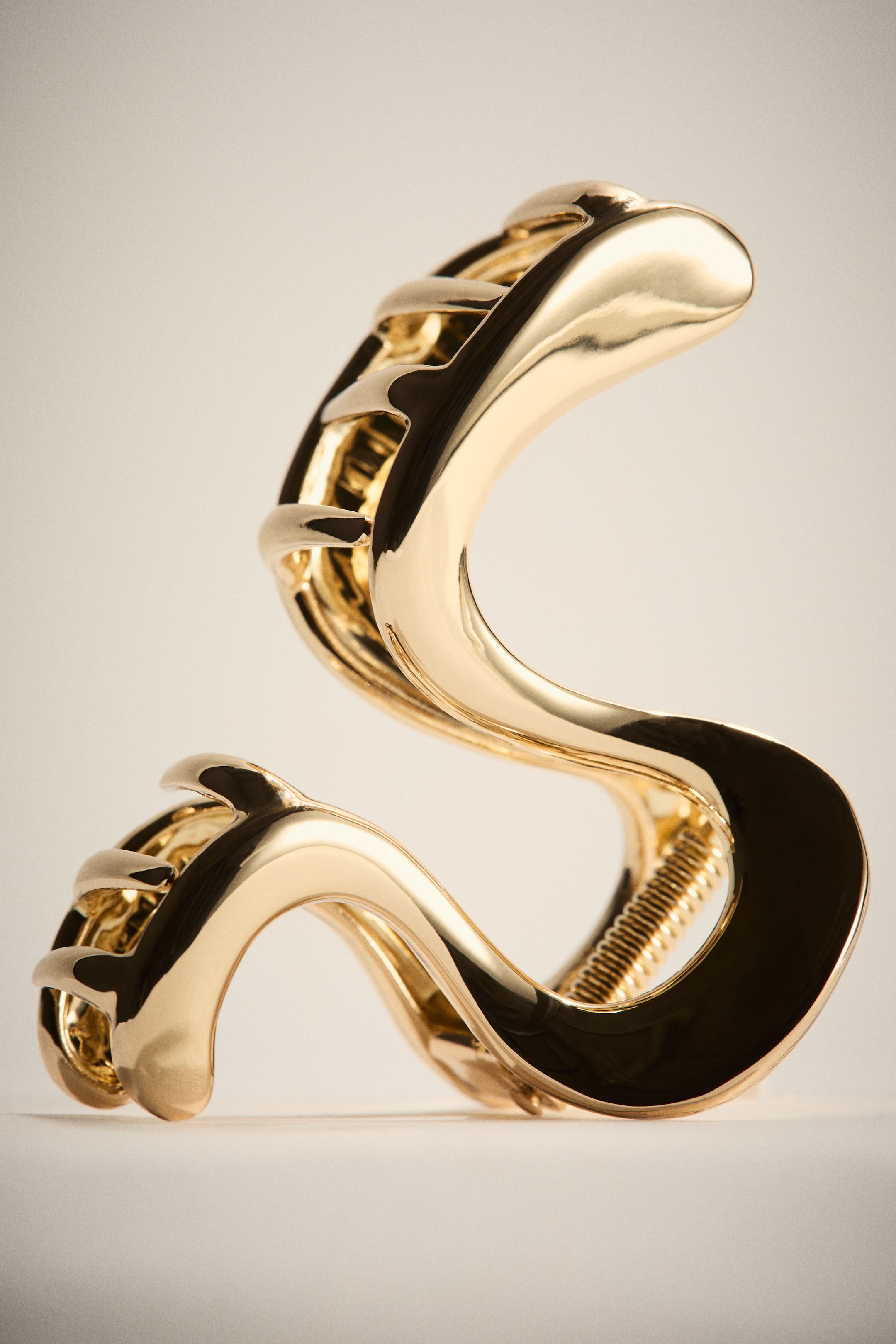 View larger image: Metal hair claw - Gold-coloured - Ladies | H&M 1